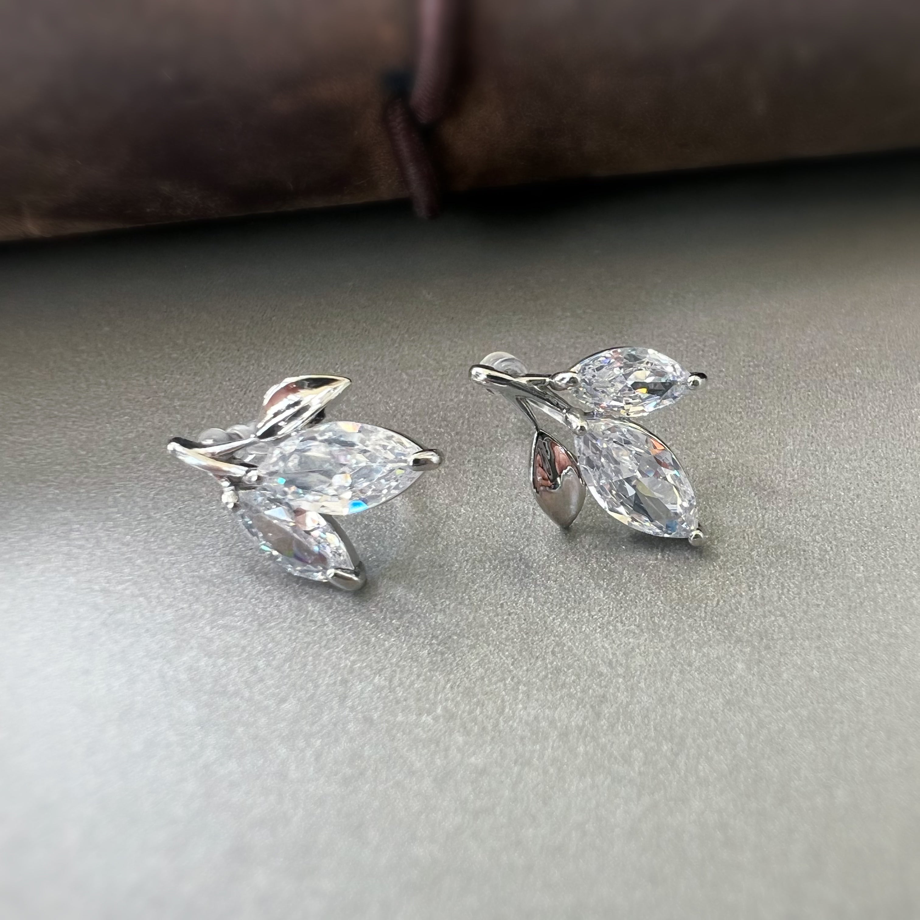 Feuille Élégante – Zircons Or Argent