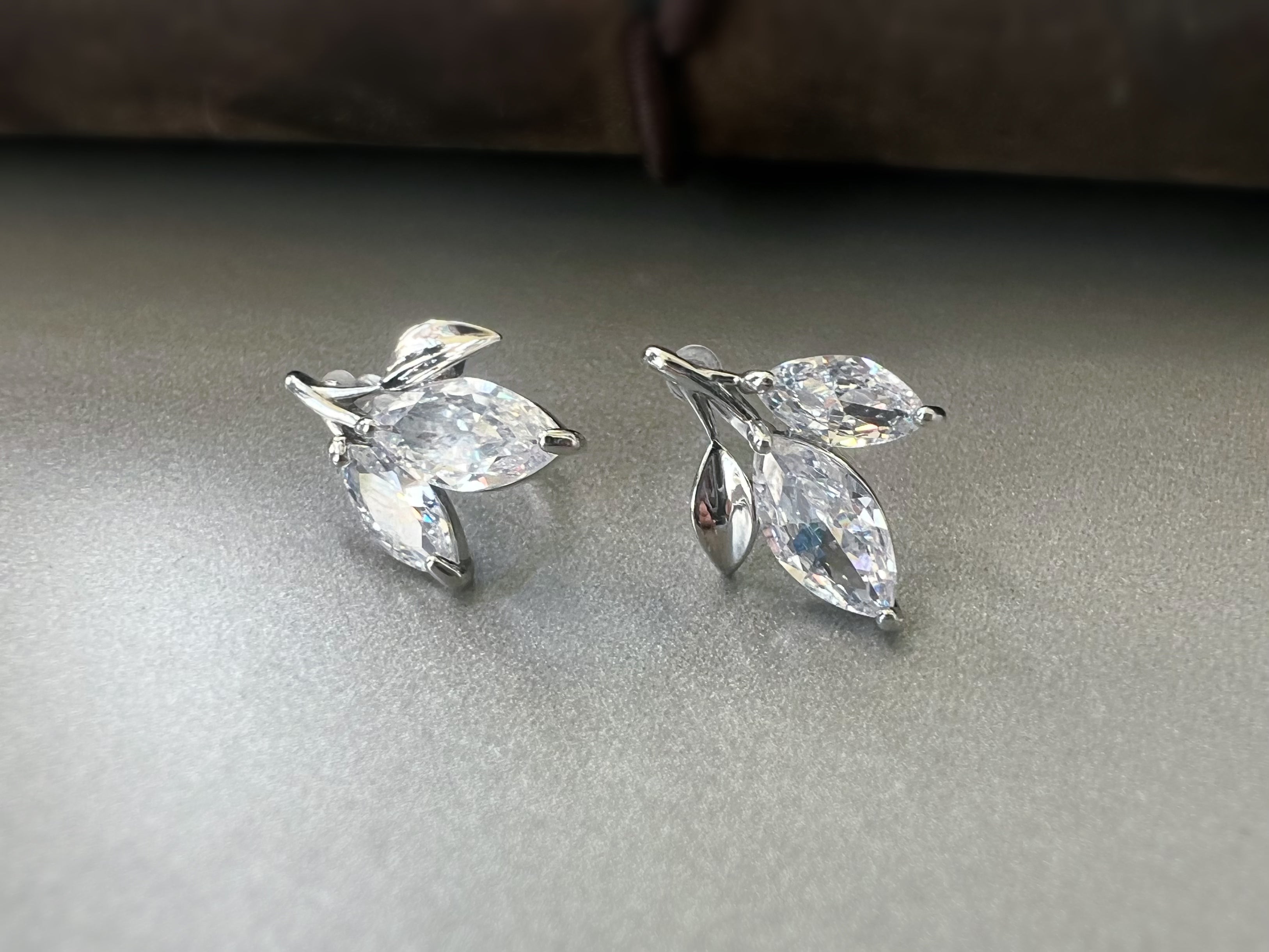 Feuille Élégante – Zircons Or Argent