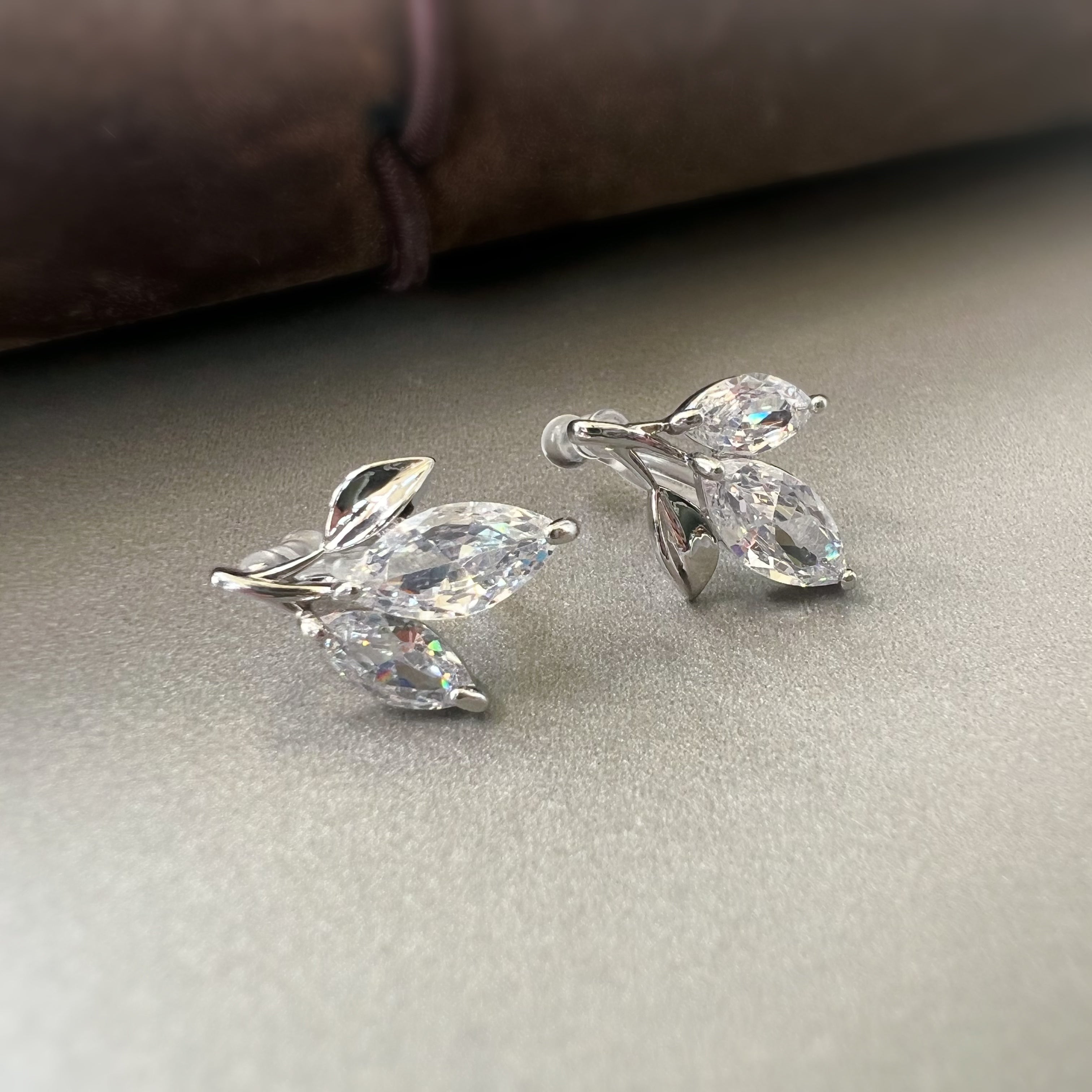 Feuille Élégante – Zircons Or Argent