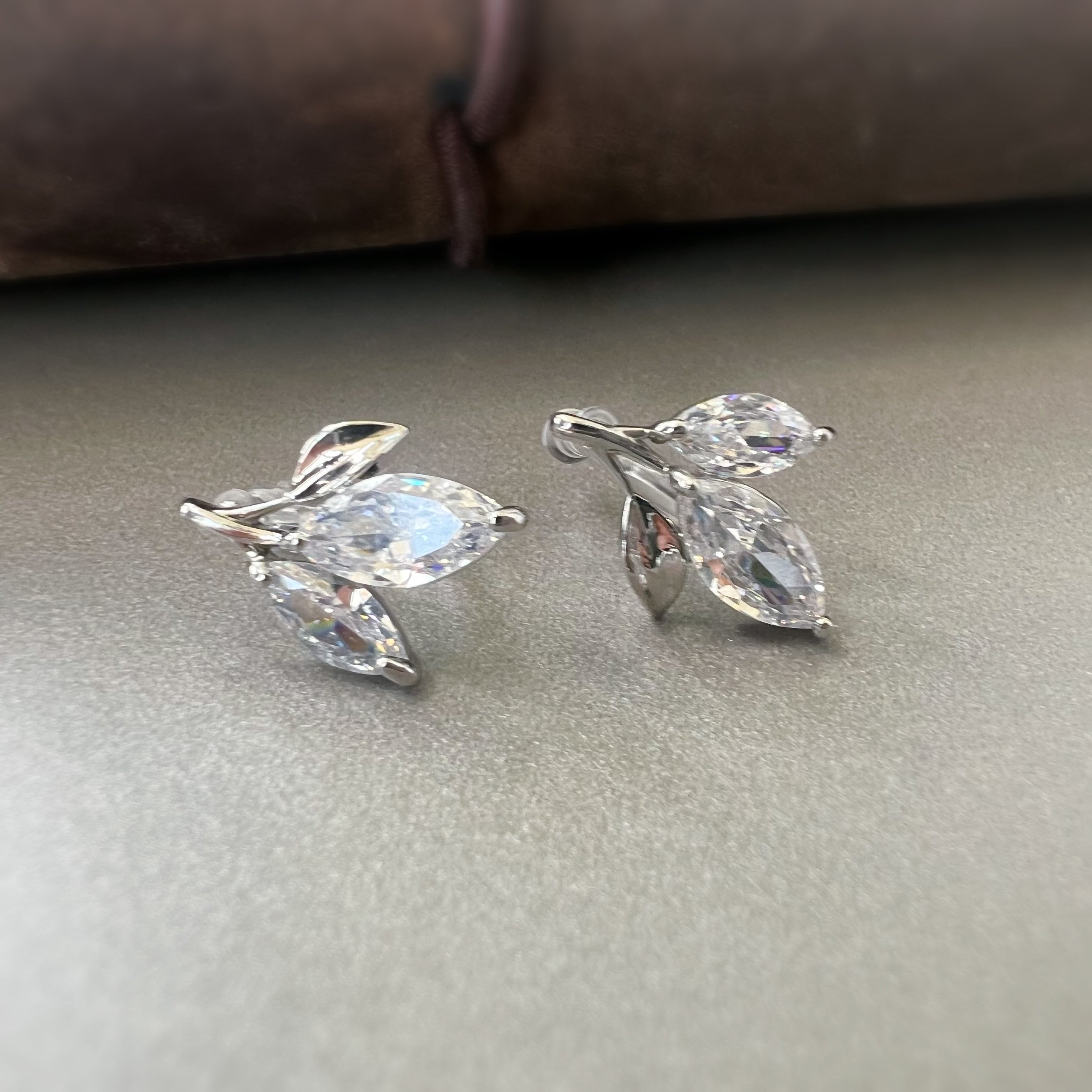 Feuille Élégante – Zircons Or Argent