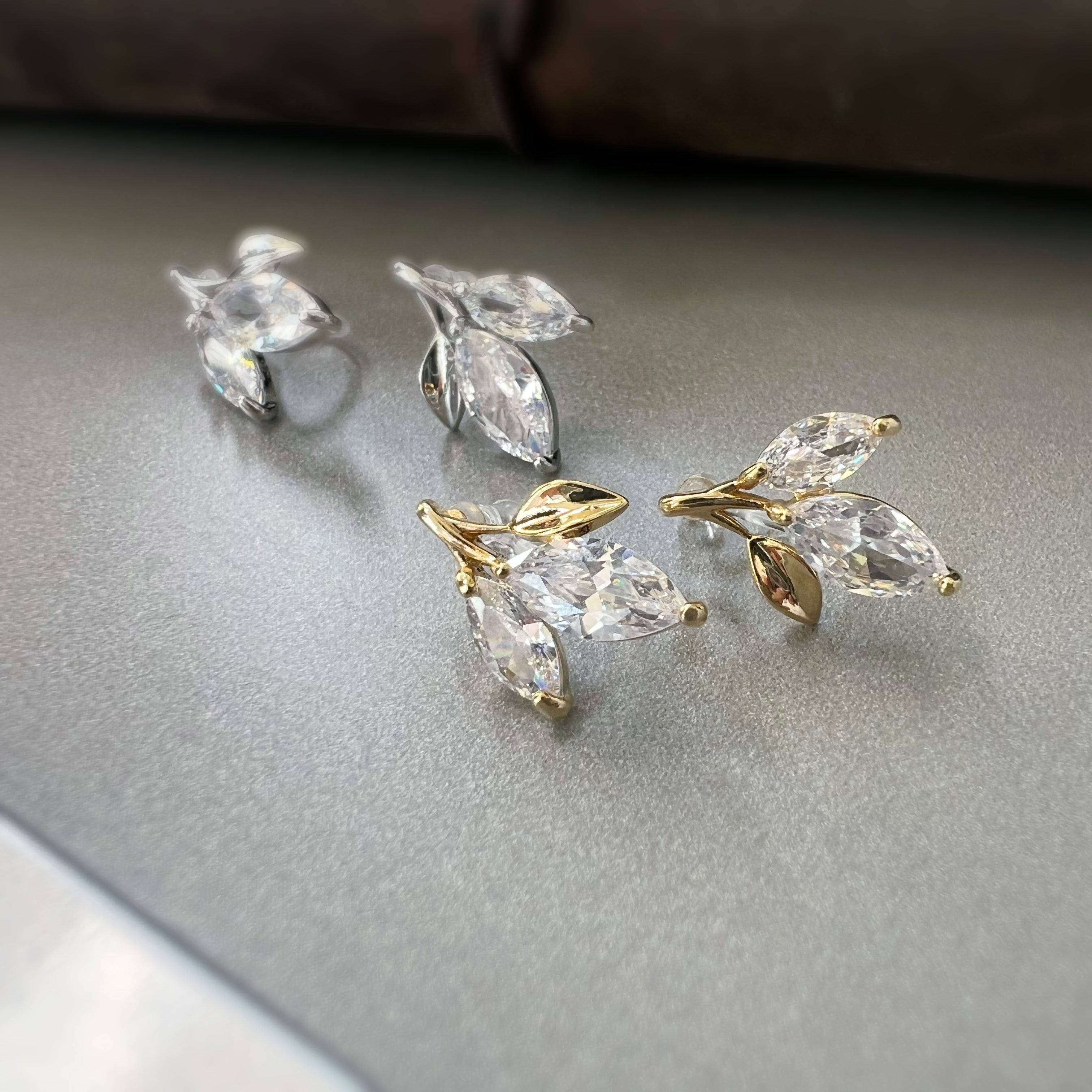 Feuille Élégante – Zircons Or Argent