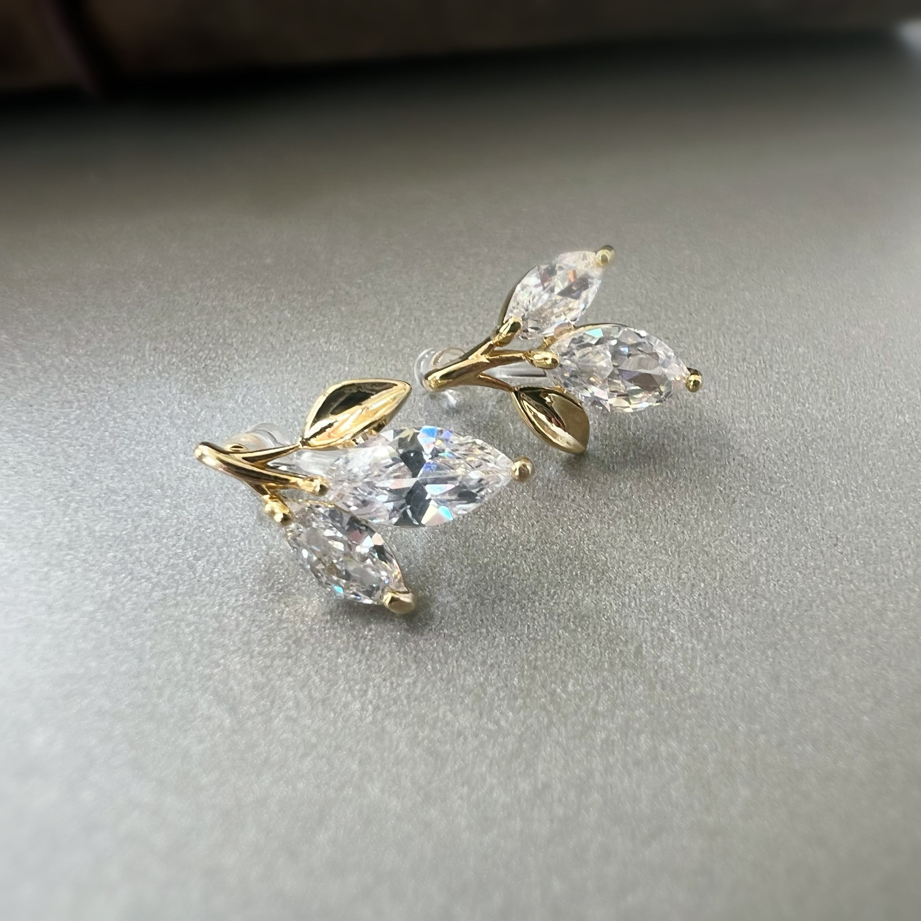 Feuille Élégante – Zircons Or Argent