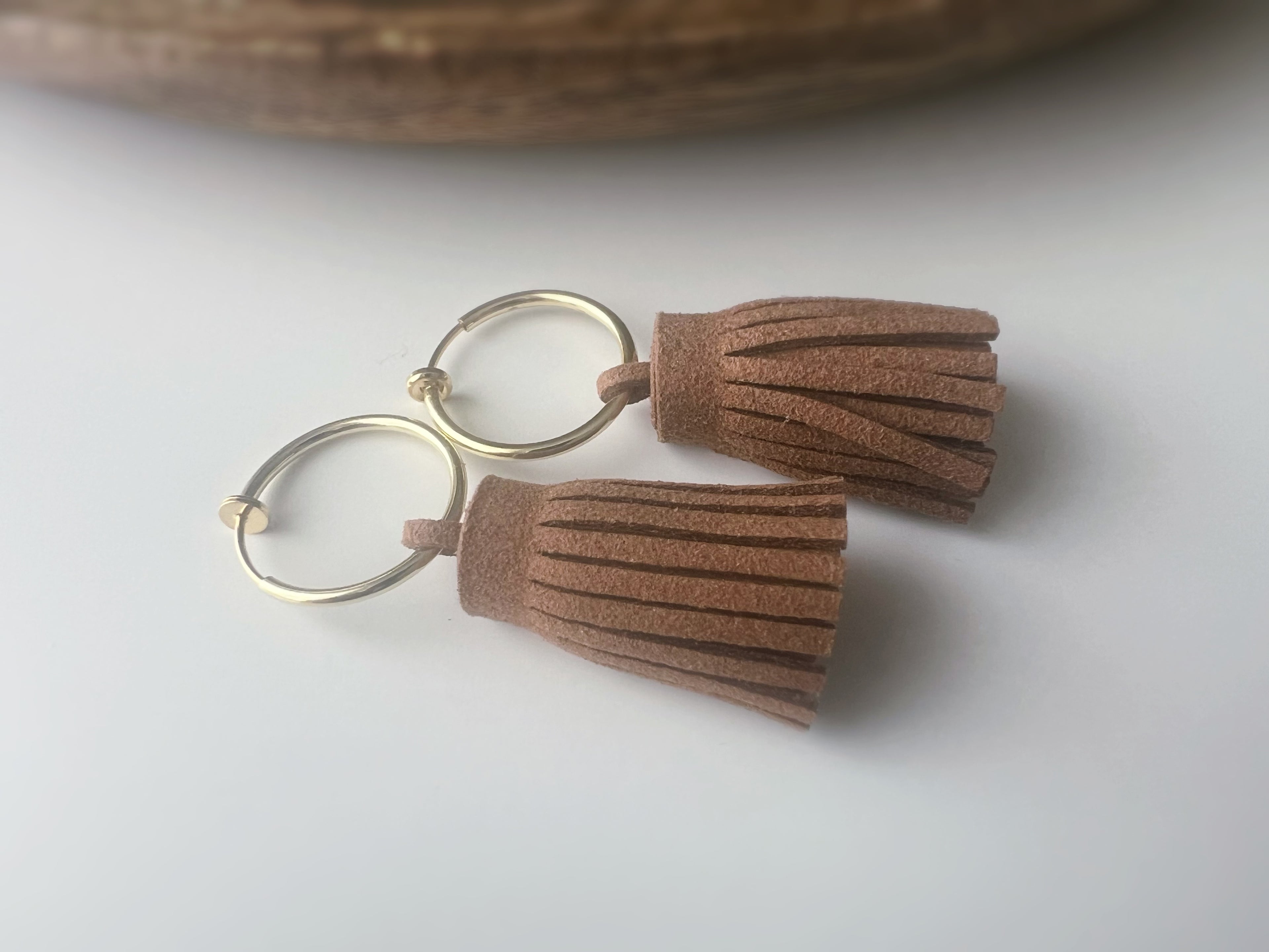 Kreolische Ohrringe &amp; brauner Wildleder-Pompon