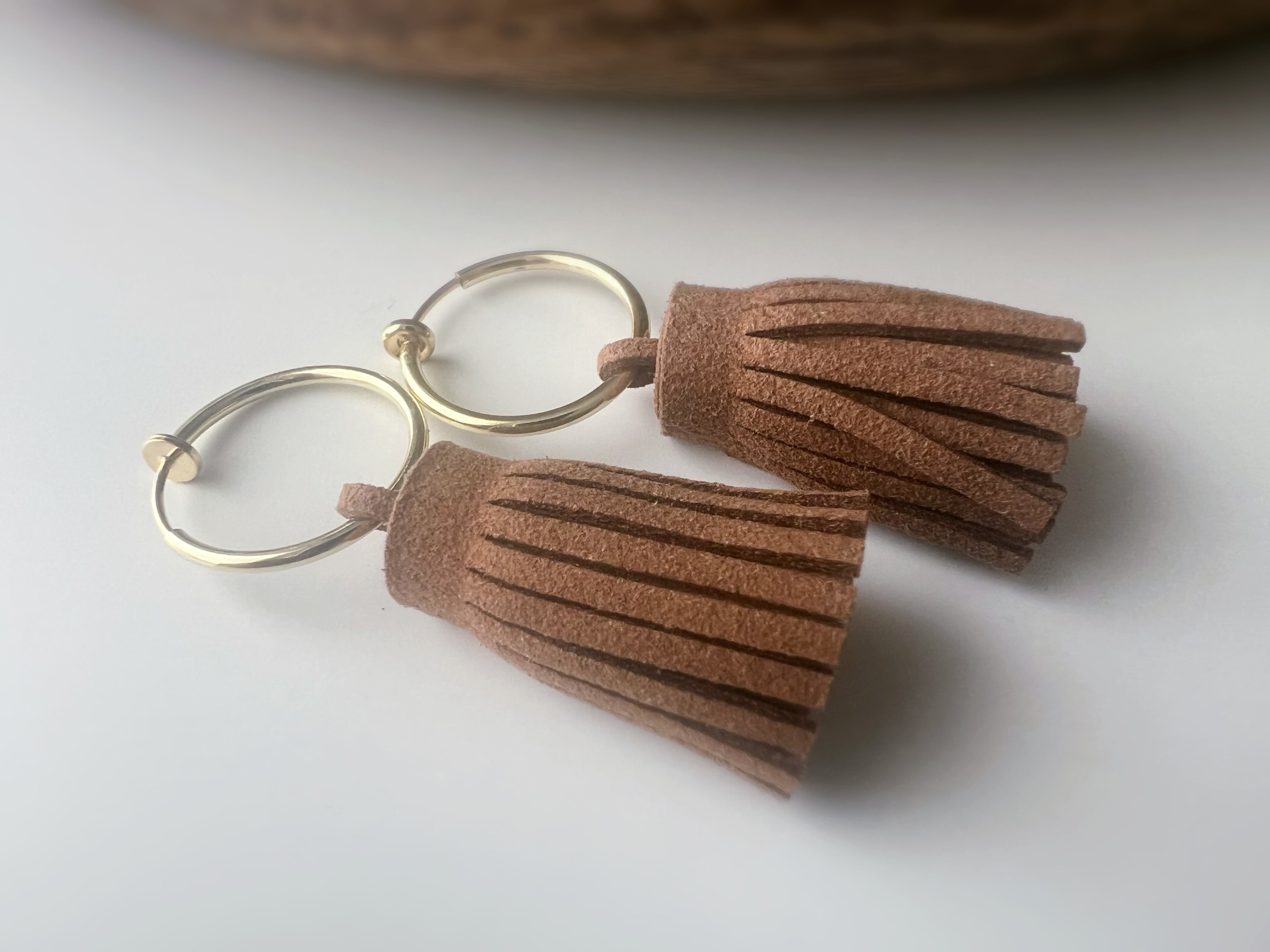 Kreolische Ohrringe &amp; brauner Wildleder-Pompon