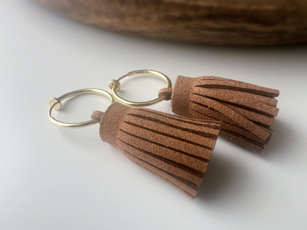 Kreolische Ohrringe &amp; brauner Wildleder-Pompon