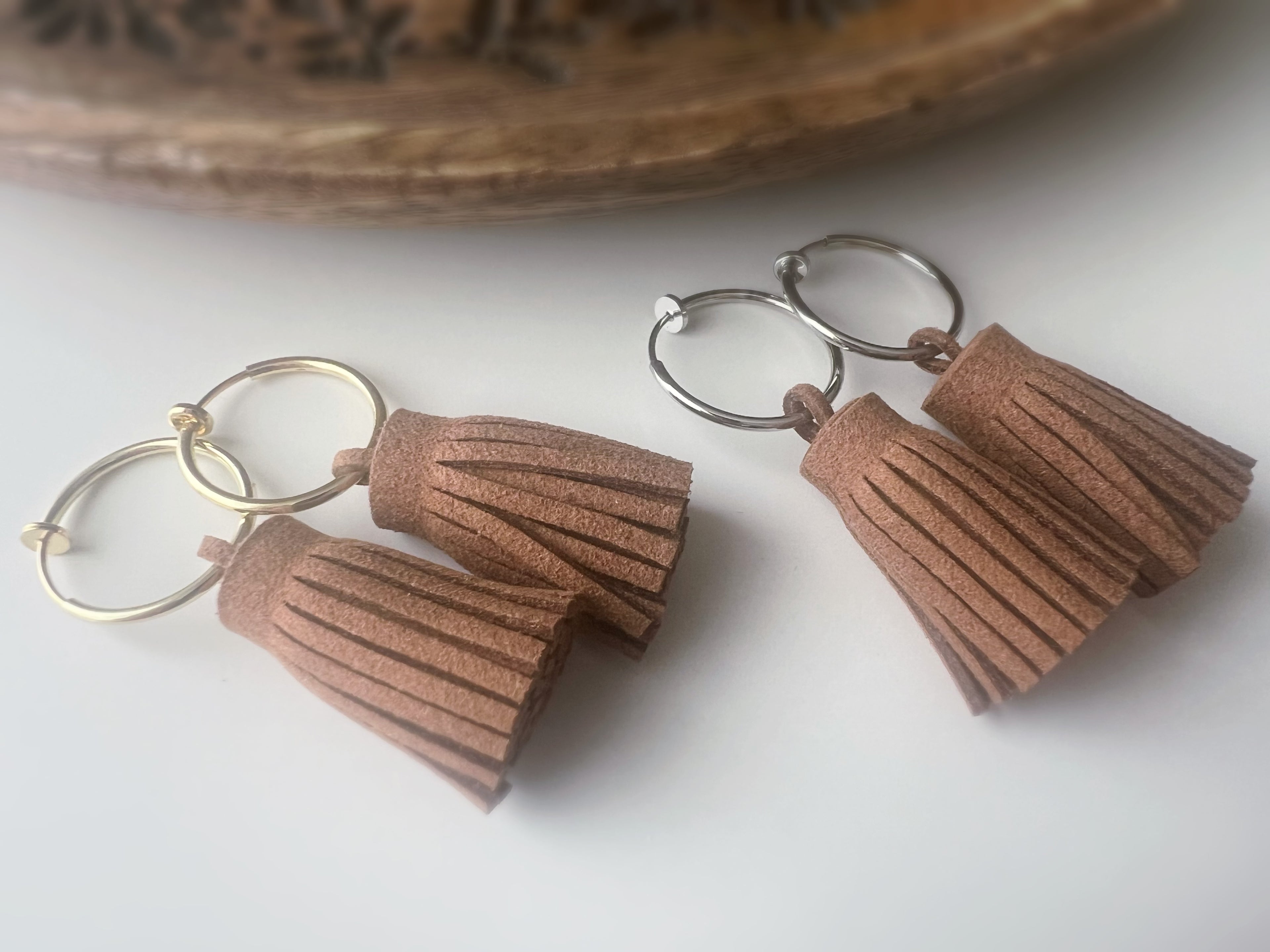 Kreolische Ohrringe &amp; brauner Wildleder-Pompon