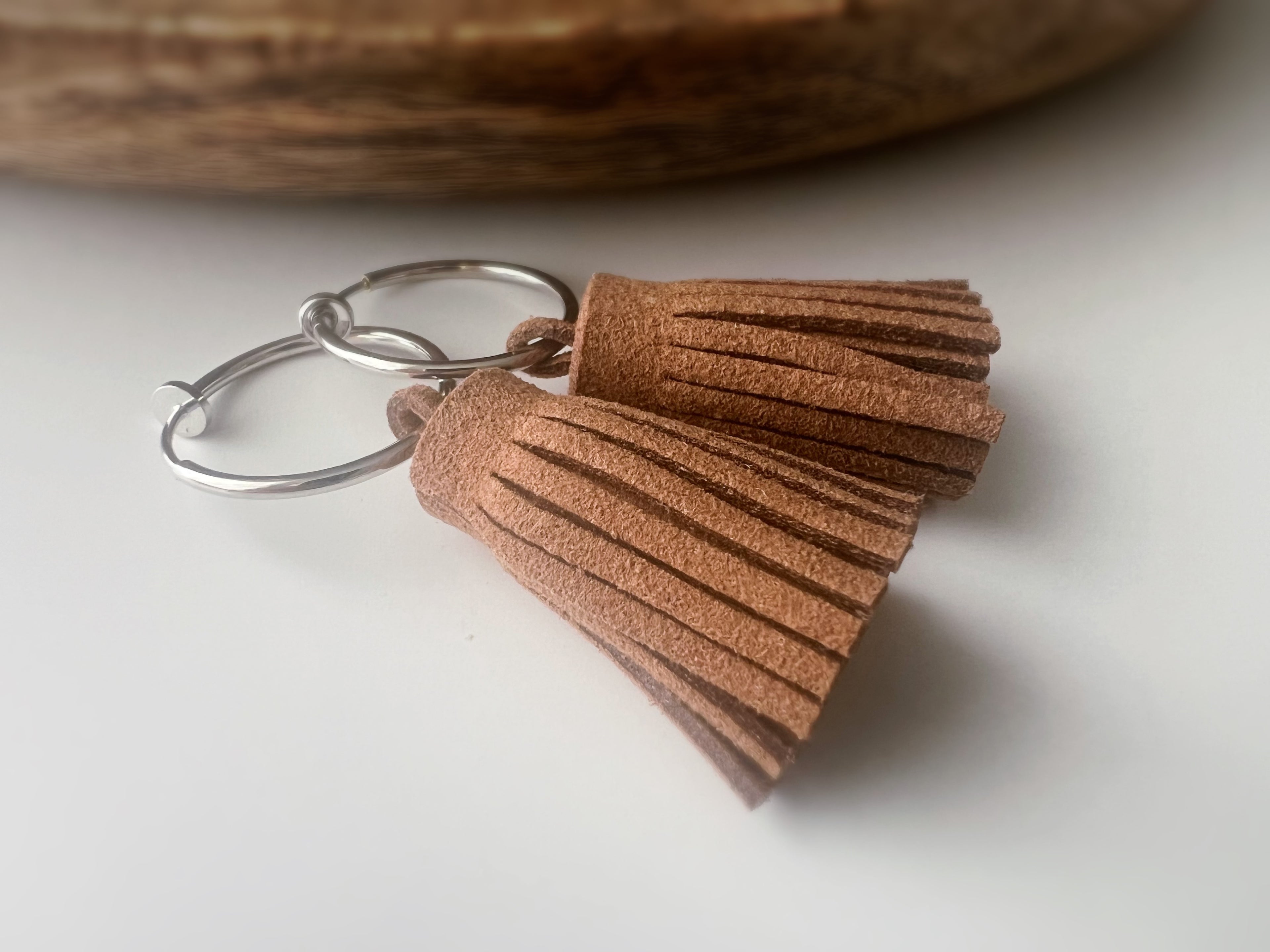 Créoles & Pompon Suédine Marron