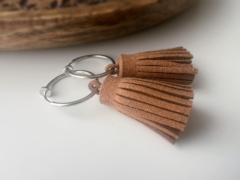 Kreolische Ohrringe &amp; brauner Wildleder-Pompon