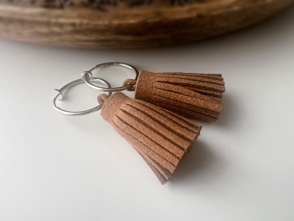 Kreolische Ohrringe &amp; brauner Wildleder-Pompon