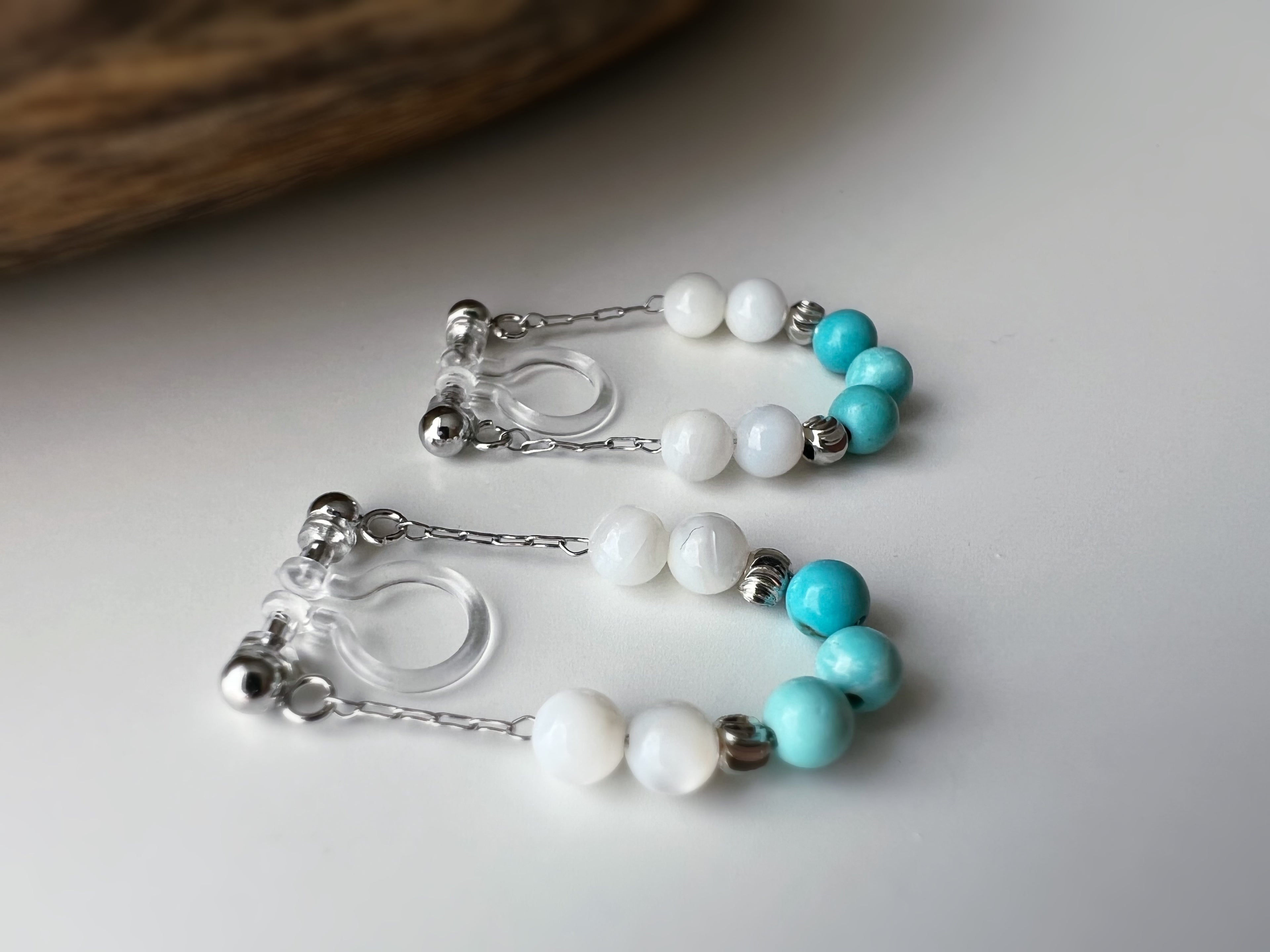 Chaîne & mini perles turquoise / blanches