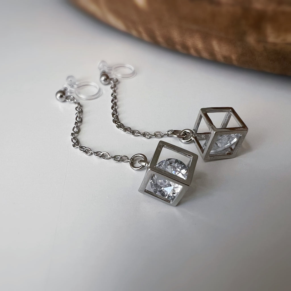 Chaîne dorée & cube avec strass