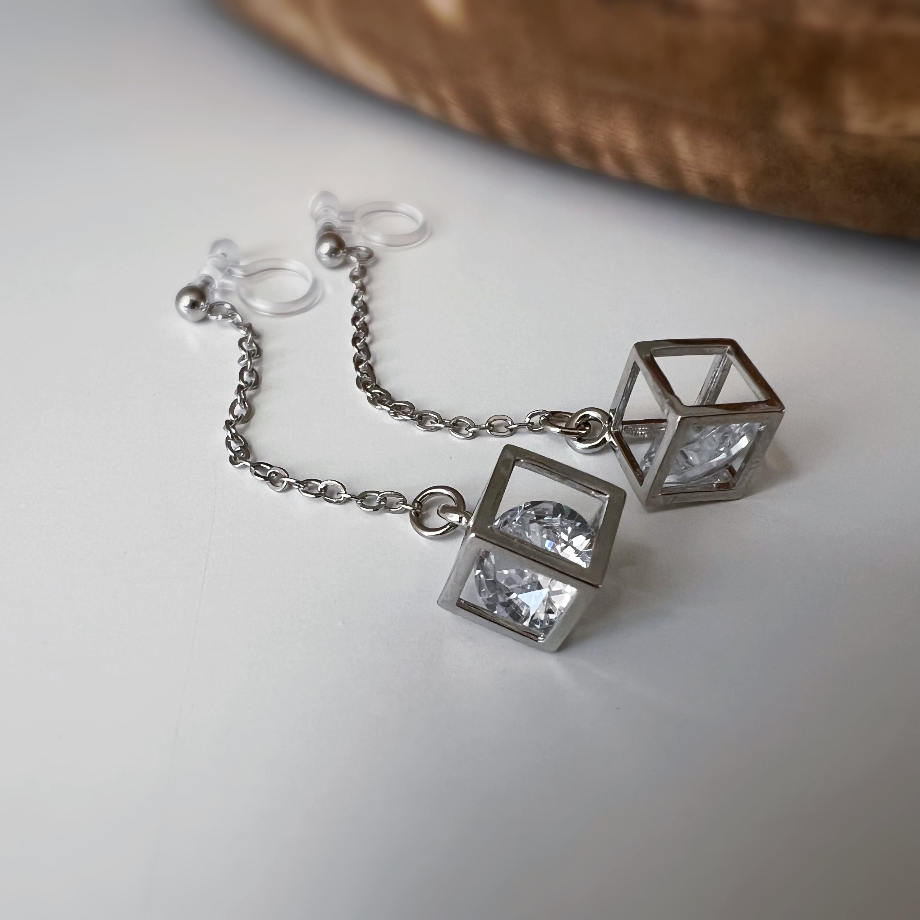 Gold chain &amp; cube with rhinestones 
