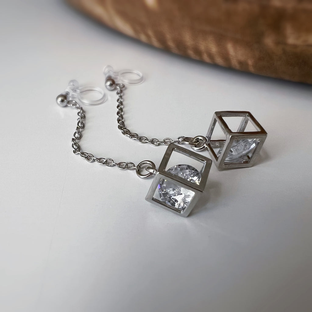 Chaîne dorée & cube avec strass