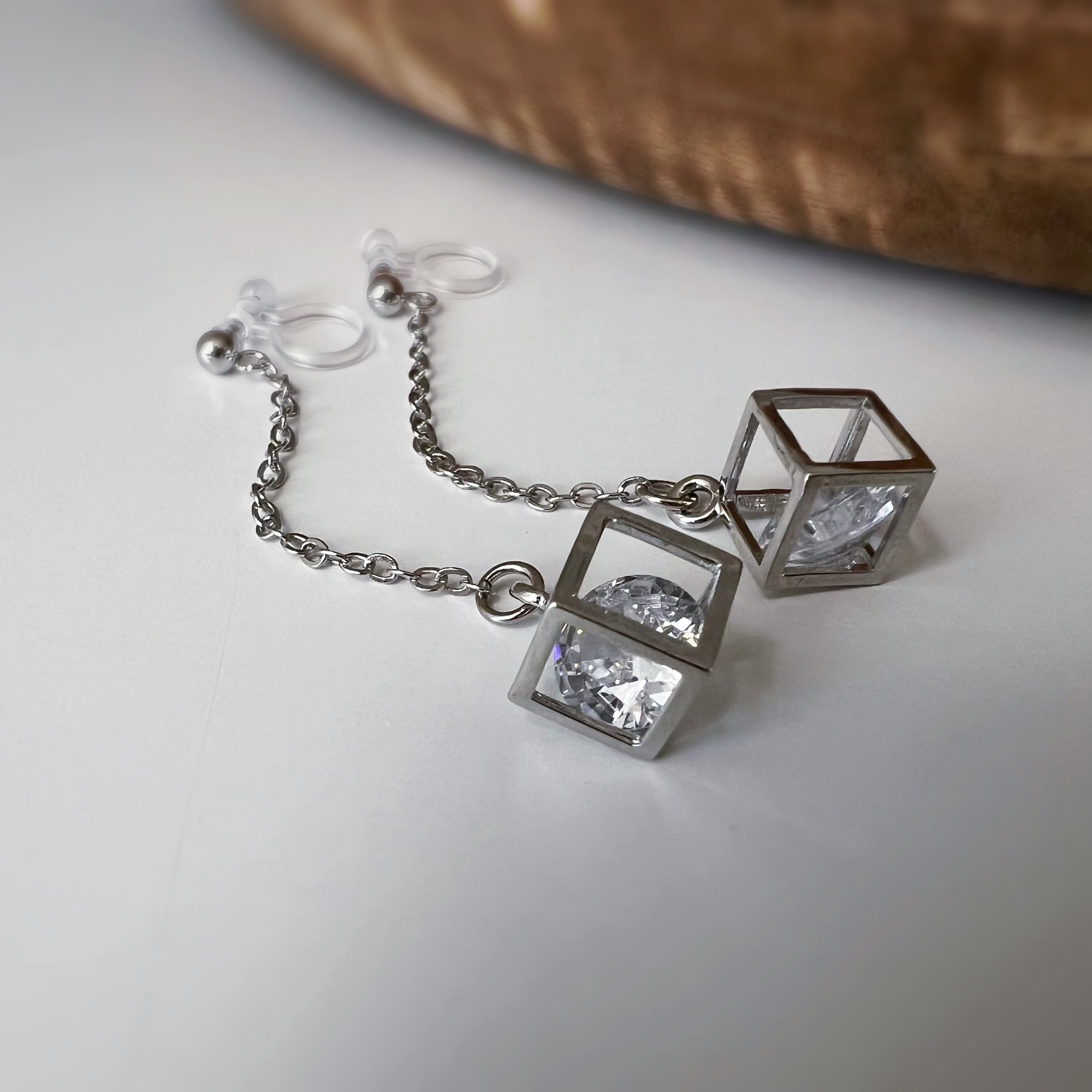 Gold chain &amp; cube with rhinestones 