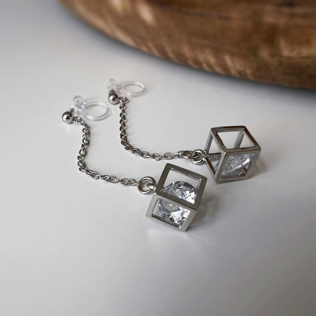 Chaîne dorée & cube avec strass