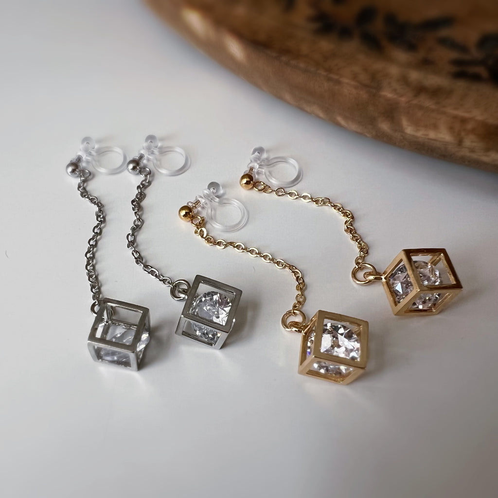Chaîne dorée & cube avec strass