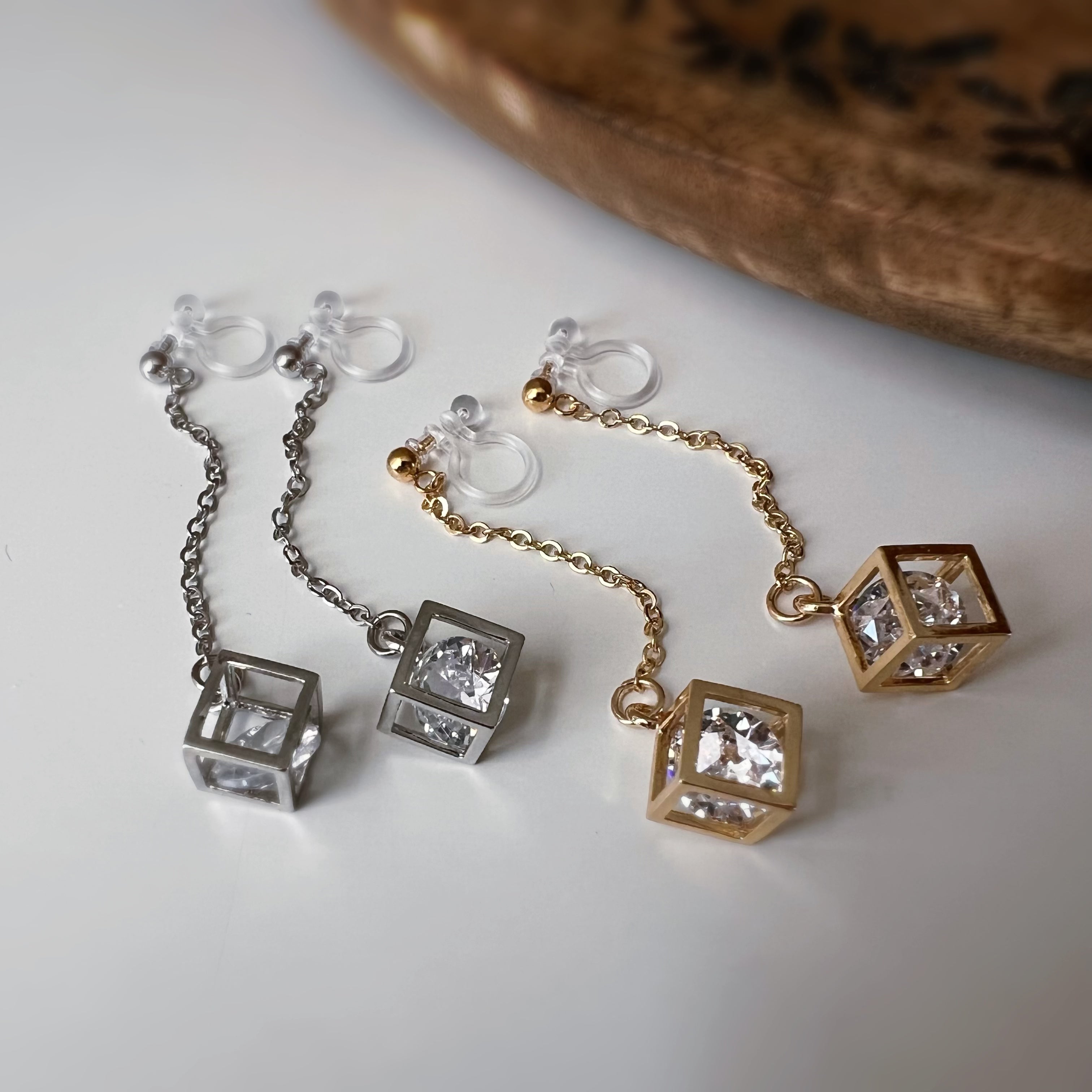 Gold chain &amp; cube with rhinestones 