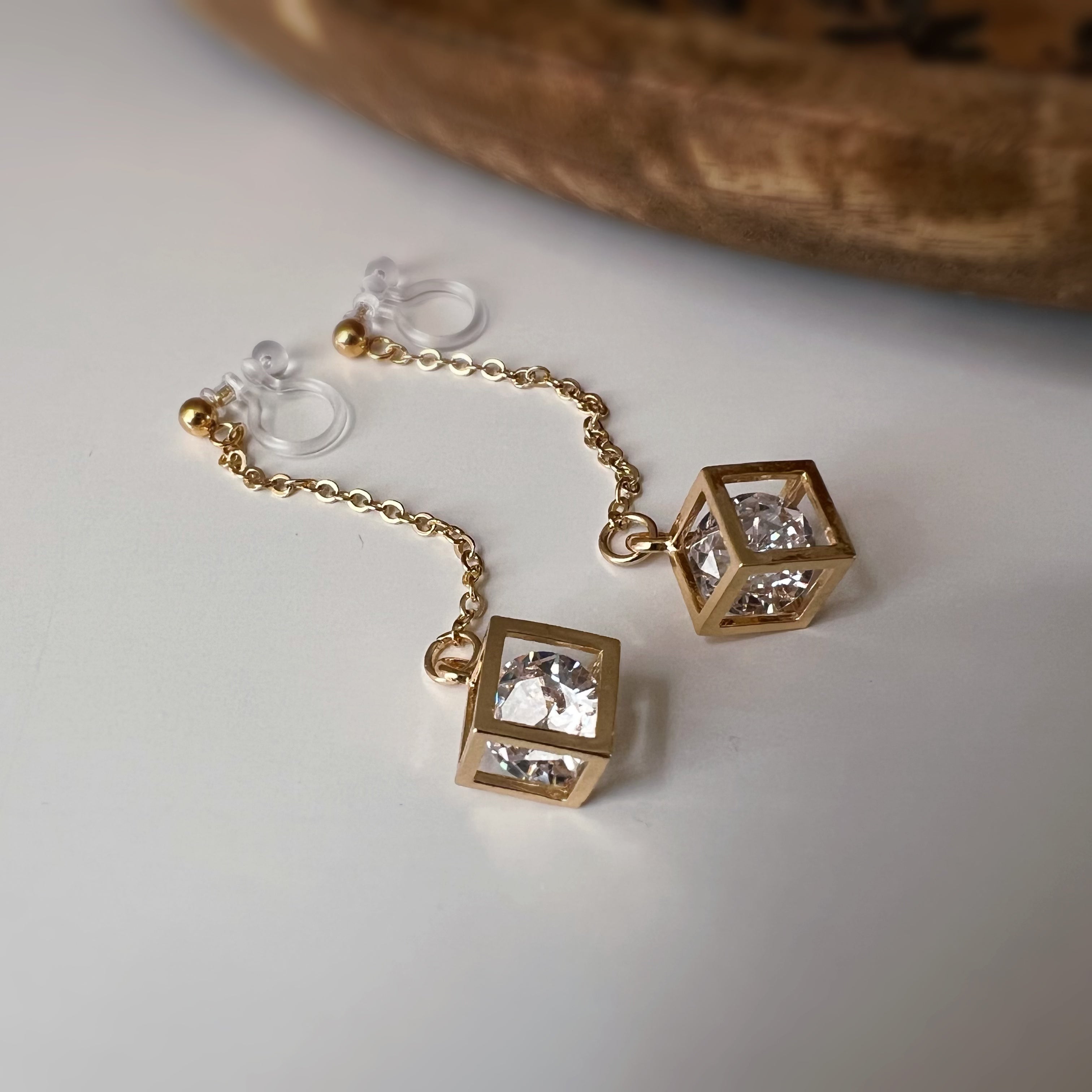 Chaîne dorée & cube avec strass