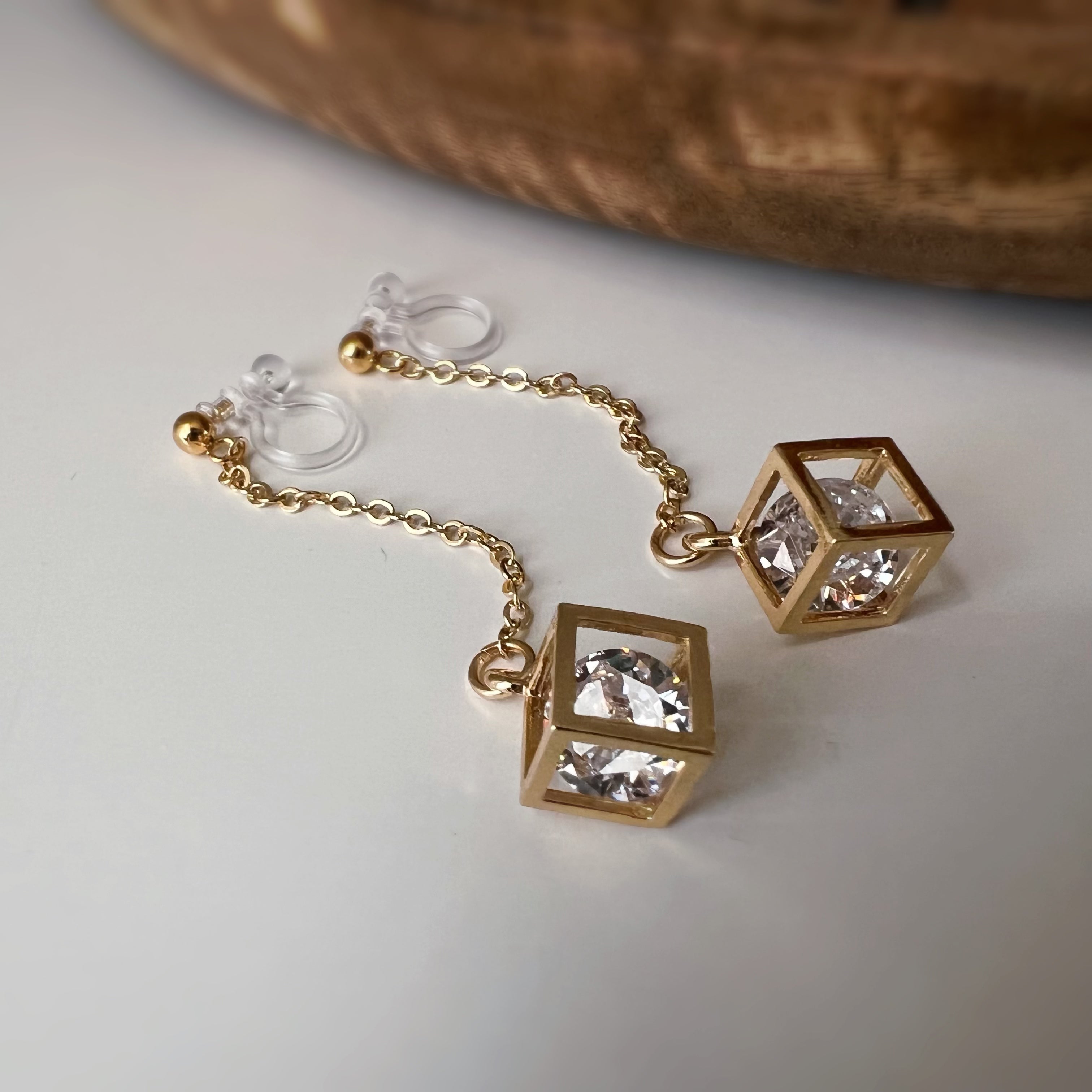 Chaîne dorée & cube avec strass