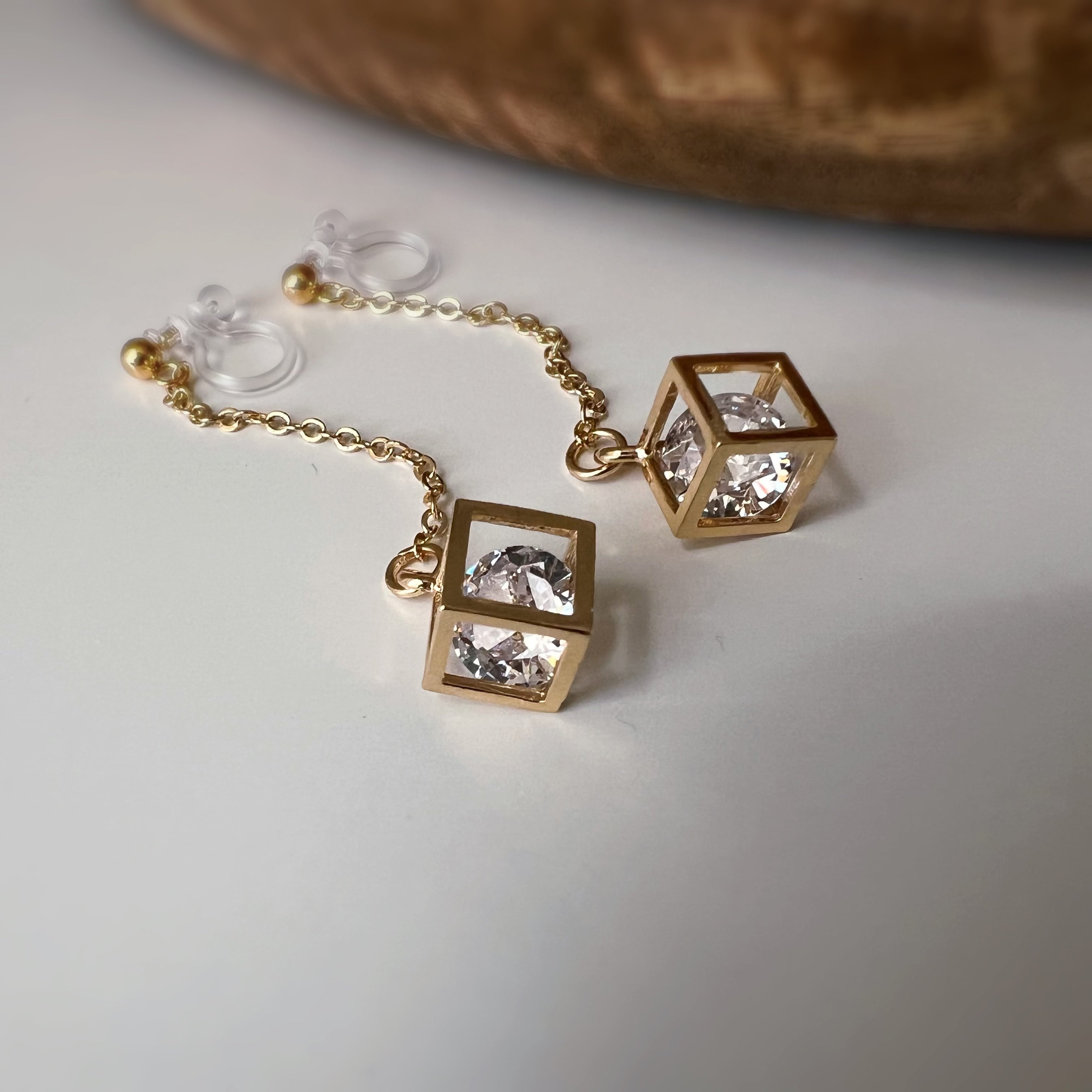 Chaîne dorée & cube avec strass