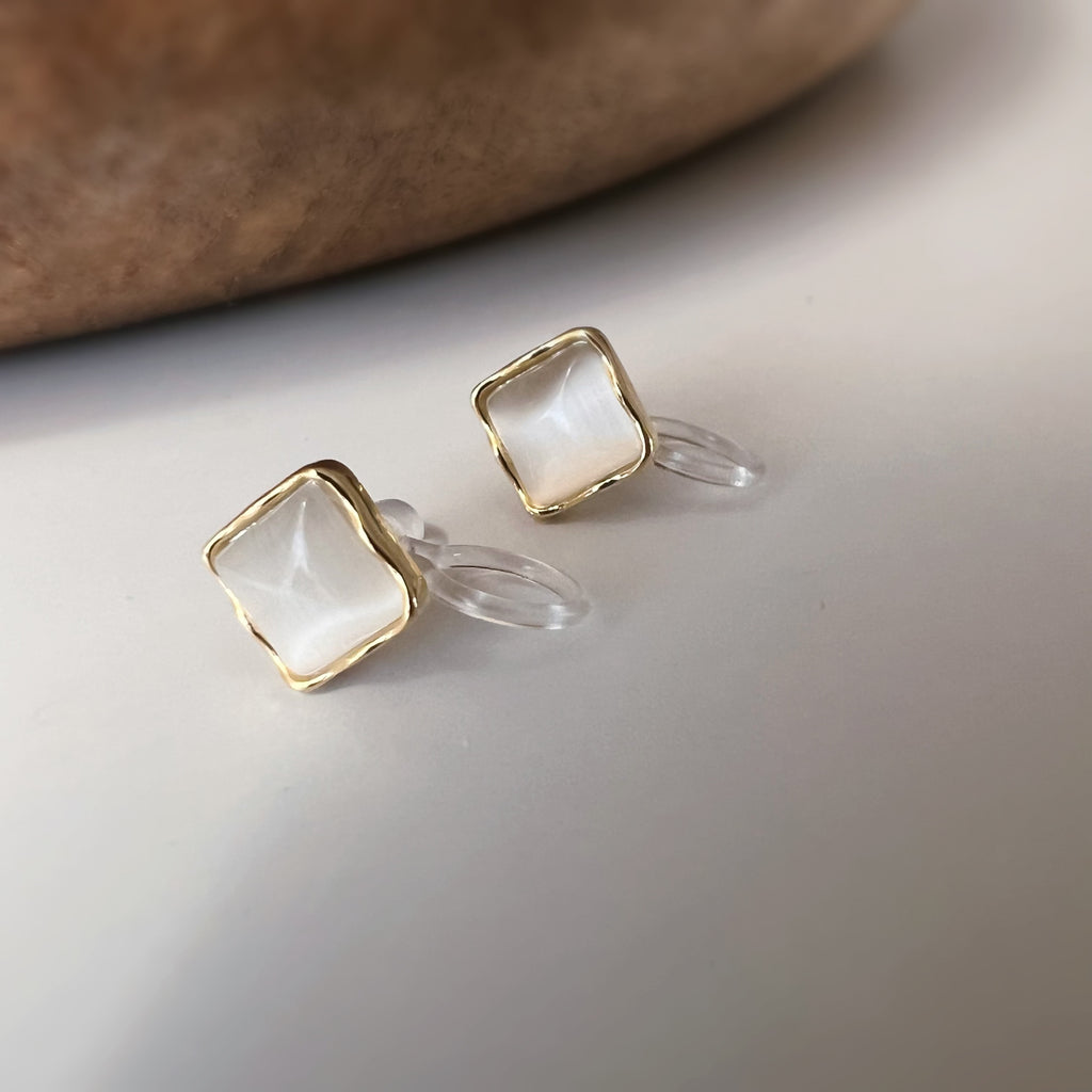 Clips d’oreilles œil de chat blanc crème