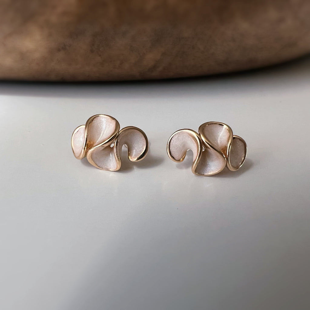 Clips d’oreilles jolis pétales à finition émaillée effet crème