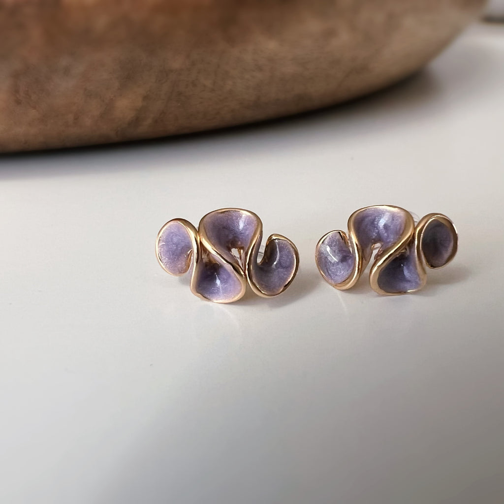 Clips d’oreilles jolis pétales à finition émaillée effet crème