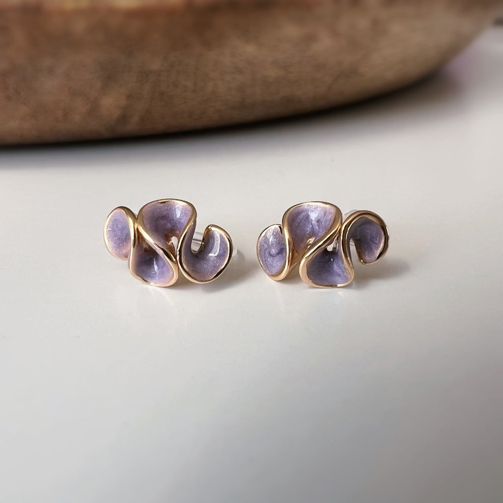 Clips d’oreilles jolis pétales à finition émaillée effet crème