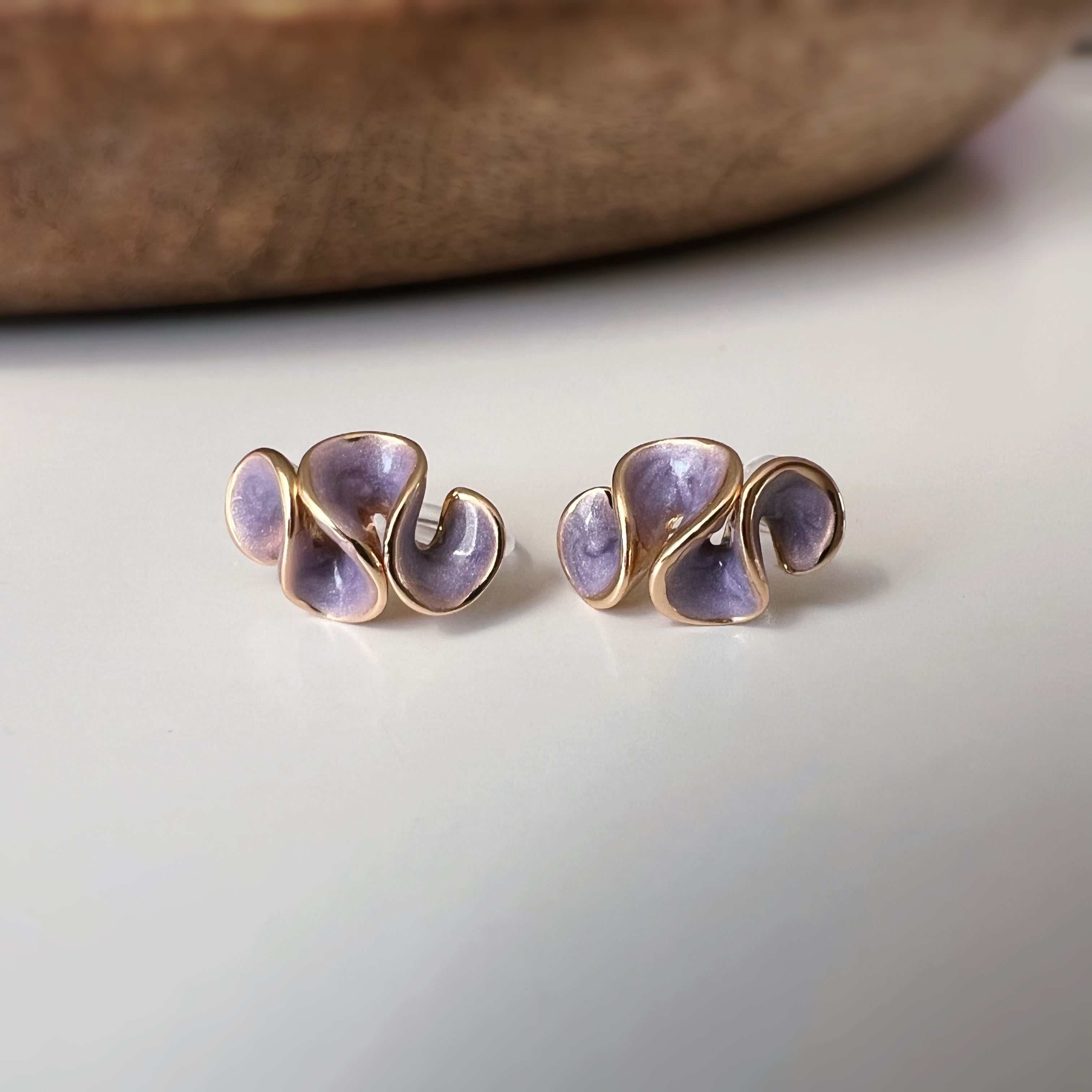 Clips d’oreilles jolis pétales à finition émaillée effet crème