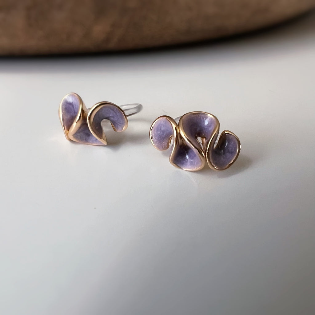 Clips d’oreilles jolis pétales à finition émaillée effet crème