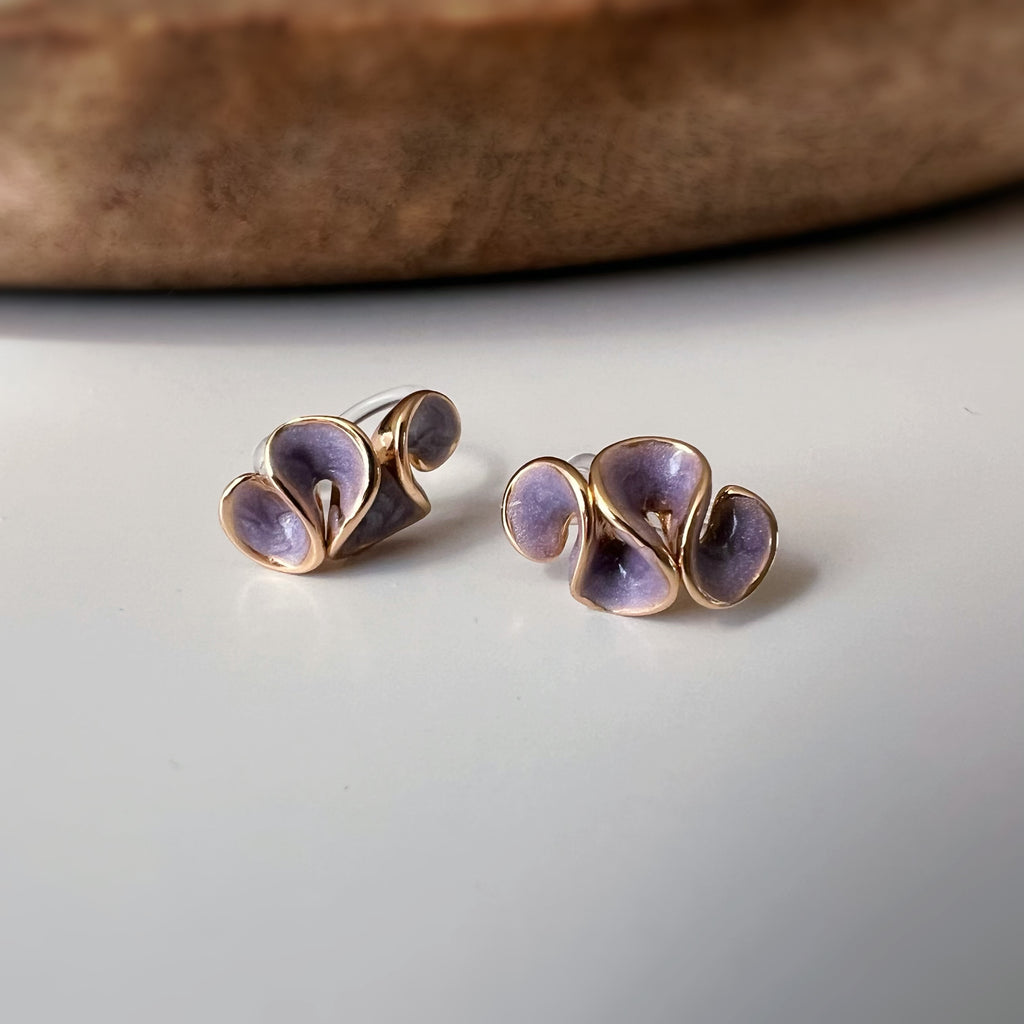 Clips d’oreilles jolis pétales à finition émaillée effet crème