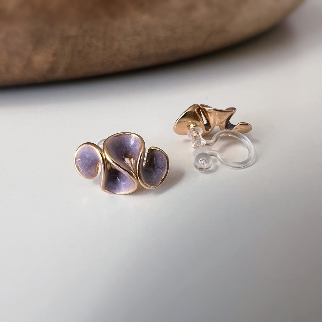 Clips d’oreilles jolis pétales à finition émaillée effet crème