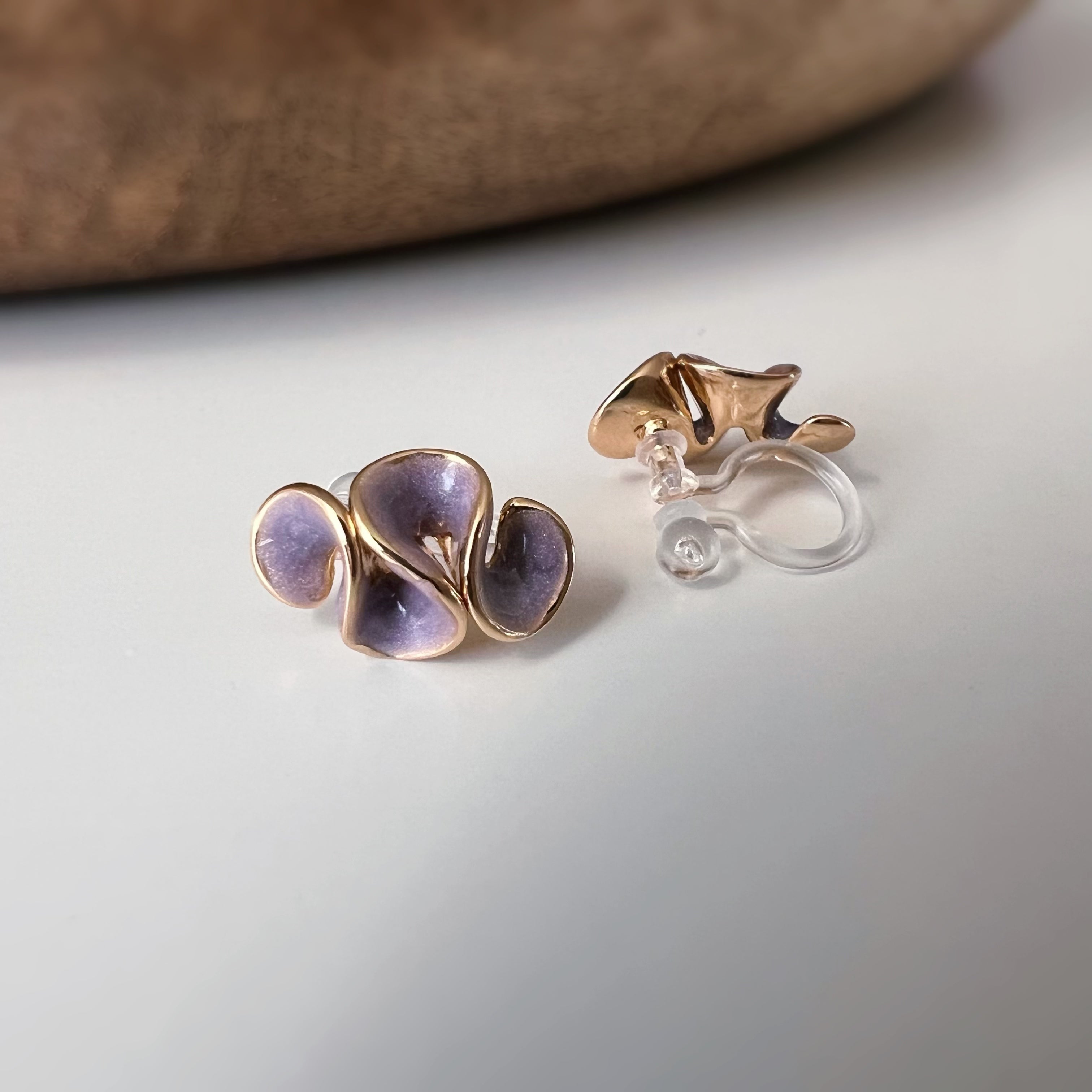 Clips d’oreilles jolis pétales à finition émaillée effet crème