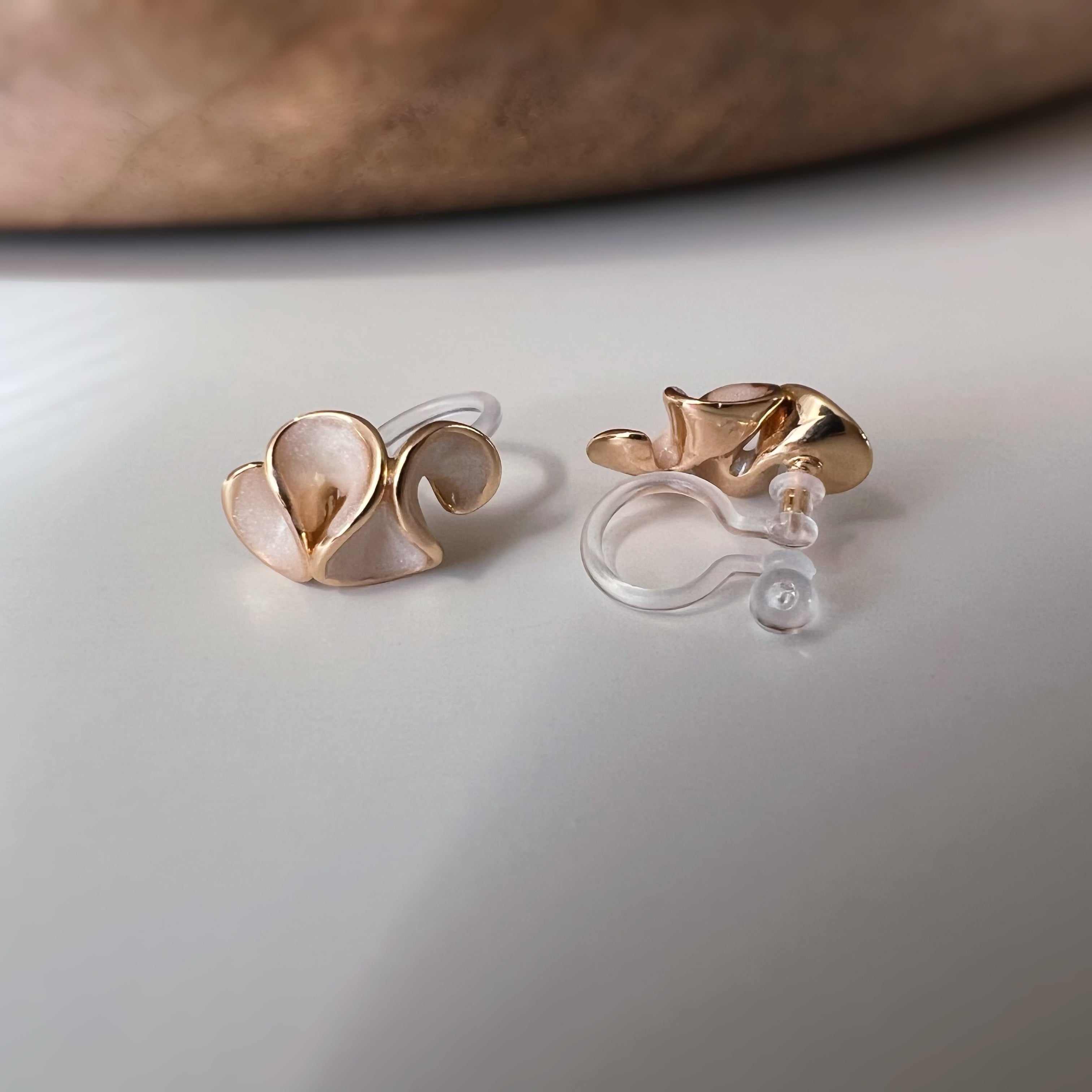 Clips d’oreilles jolis pétales à finition émaillée effet crème