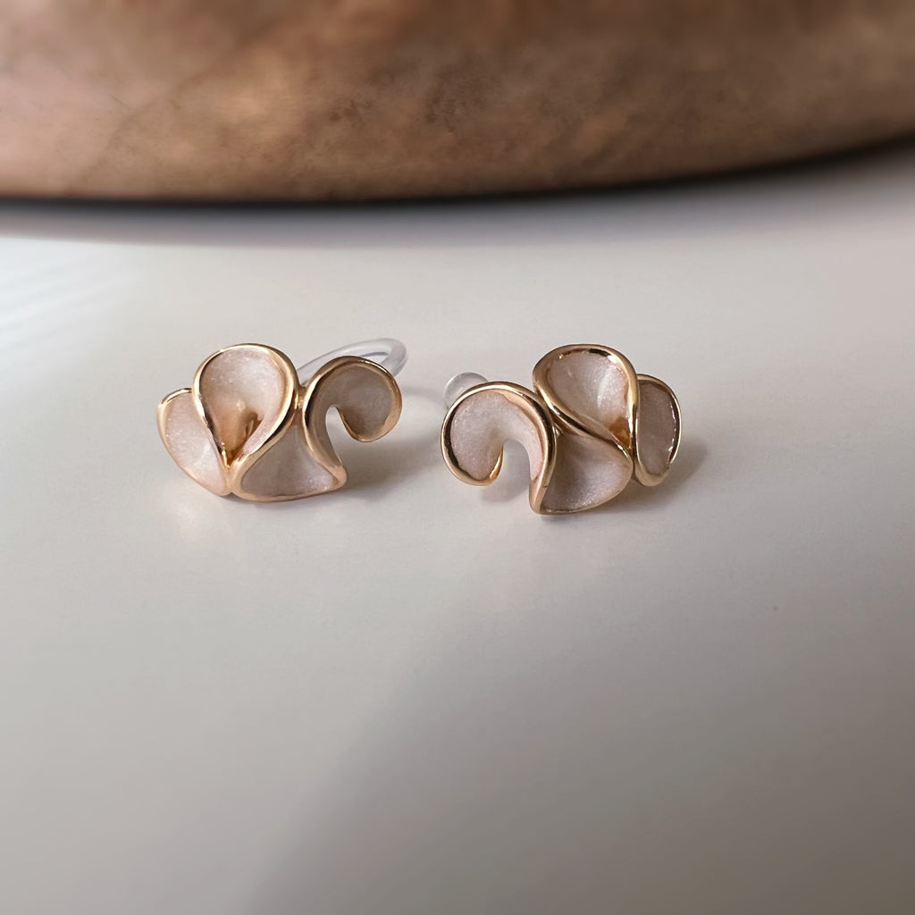 Clips d’oreilles jolis pétales à finition émaillée effet crème