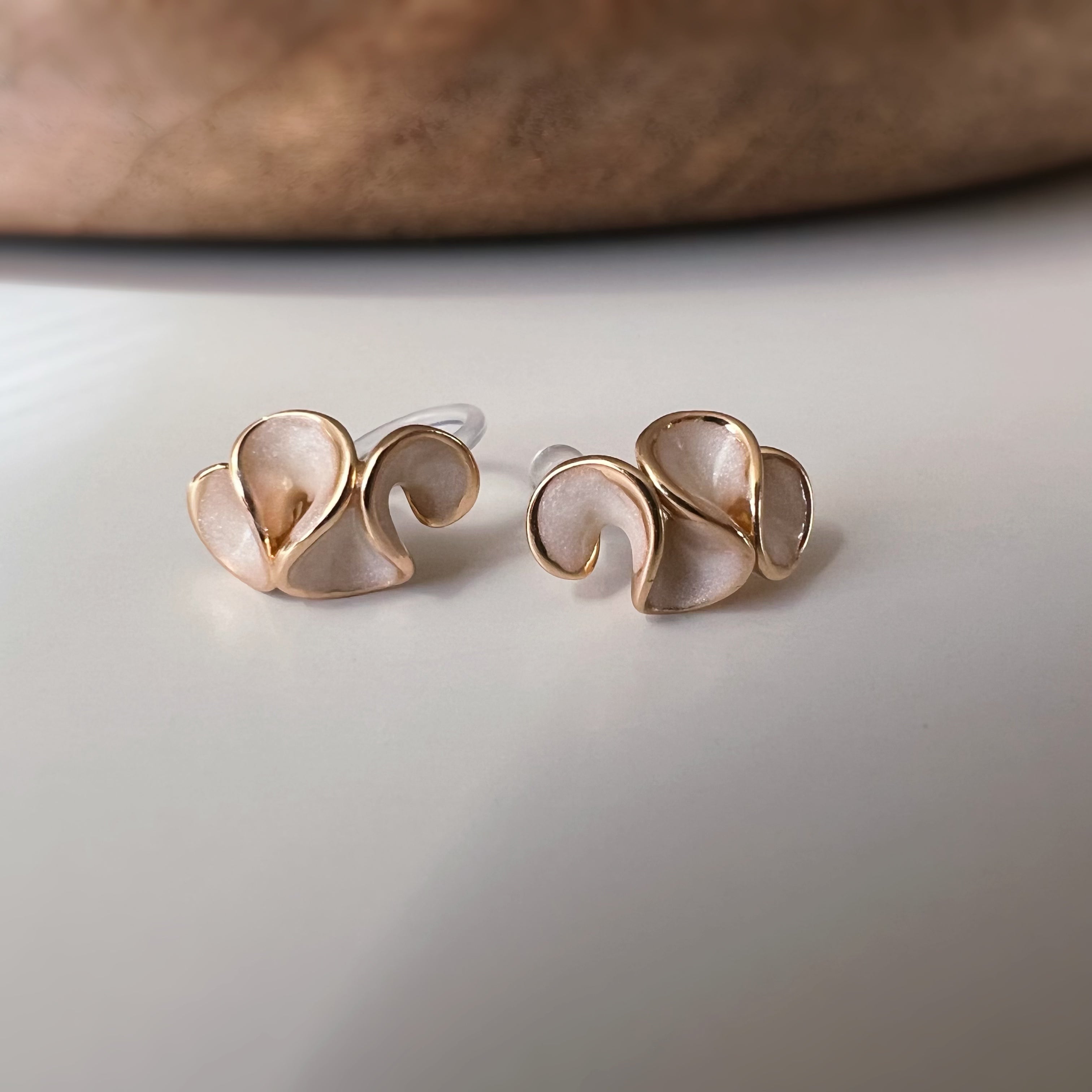 Clips d’oreilles jolis pétales à finition émaillée effet crème