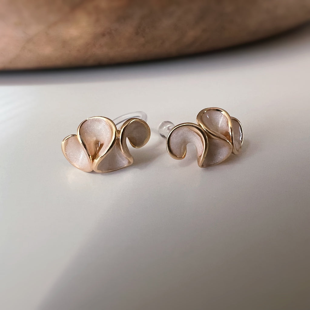 Clips d’oreilles jolis pétales à finition émaillée effet crème