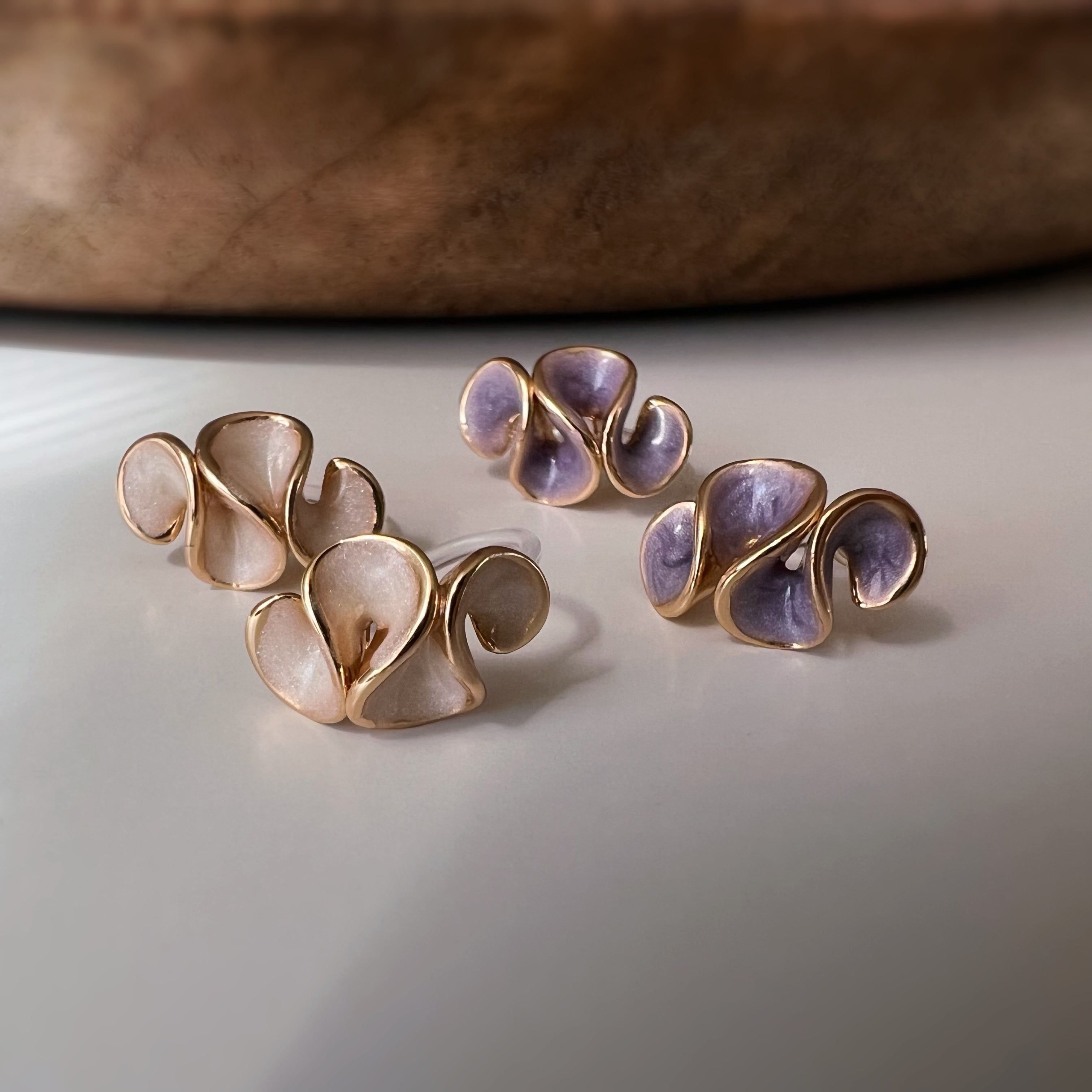 Clips d’oreilles jolis pétales à finition émaillée effet crème