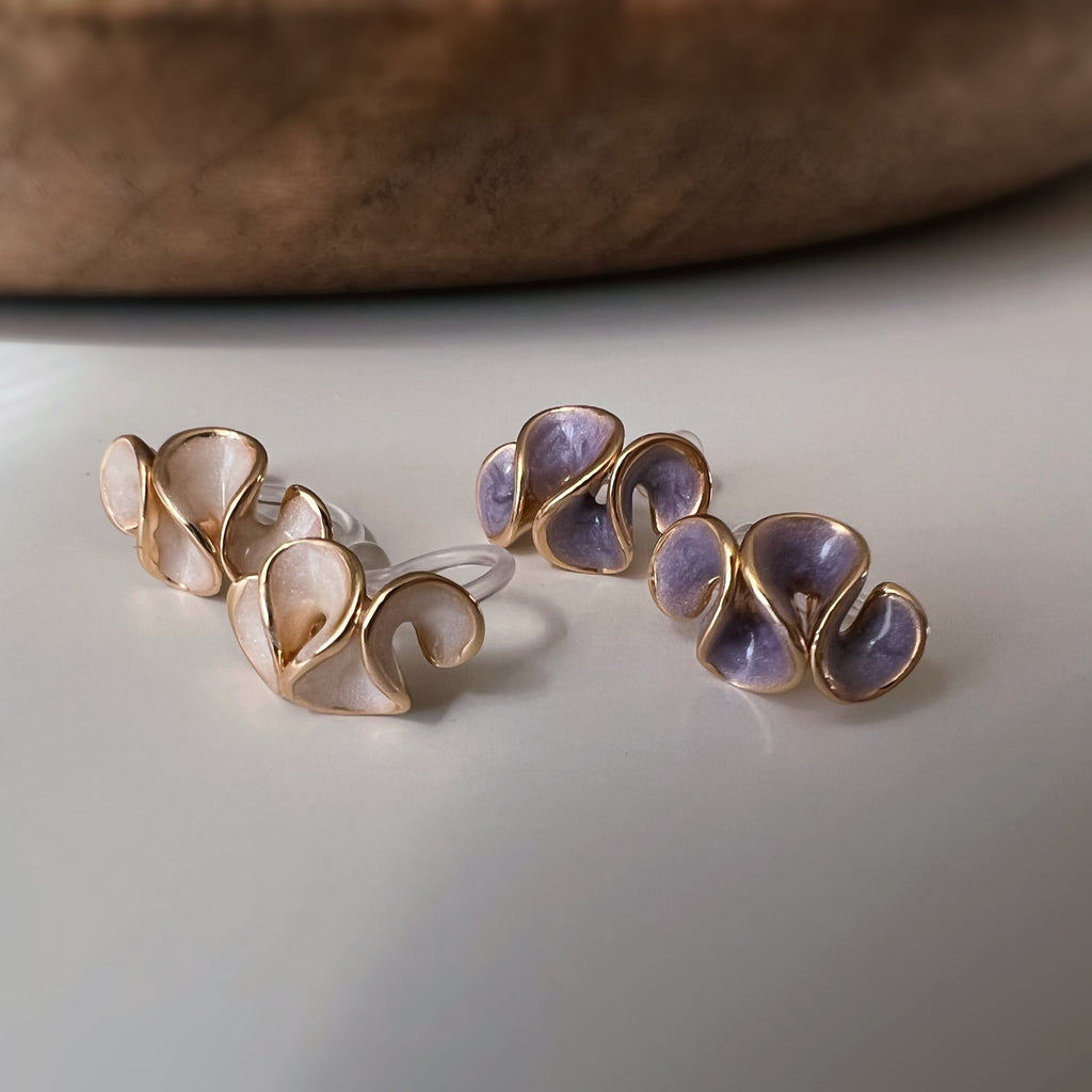 Clips d’oreilles jolis pétales à finition émaillée effet crème