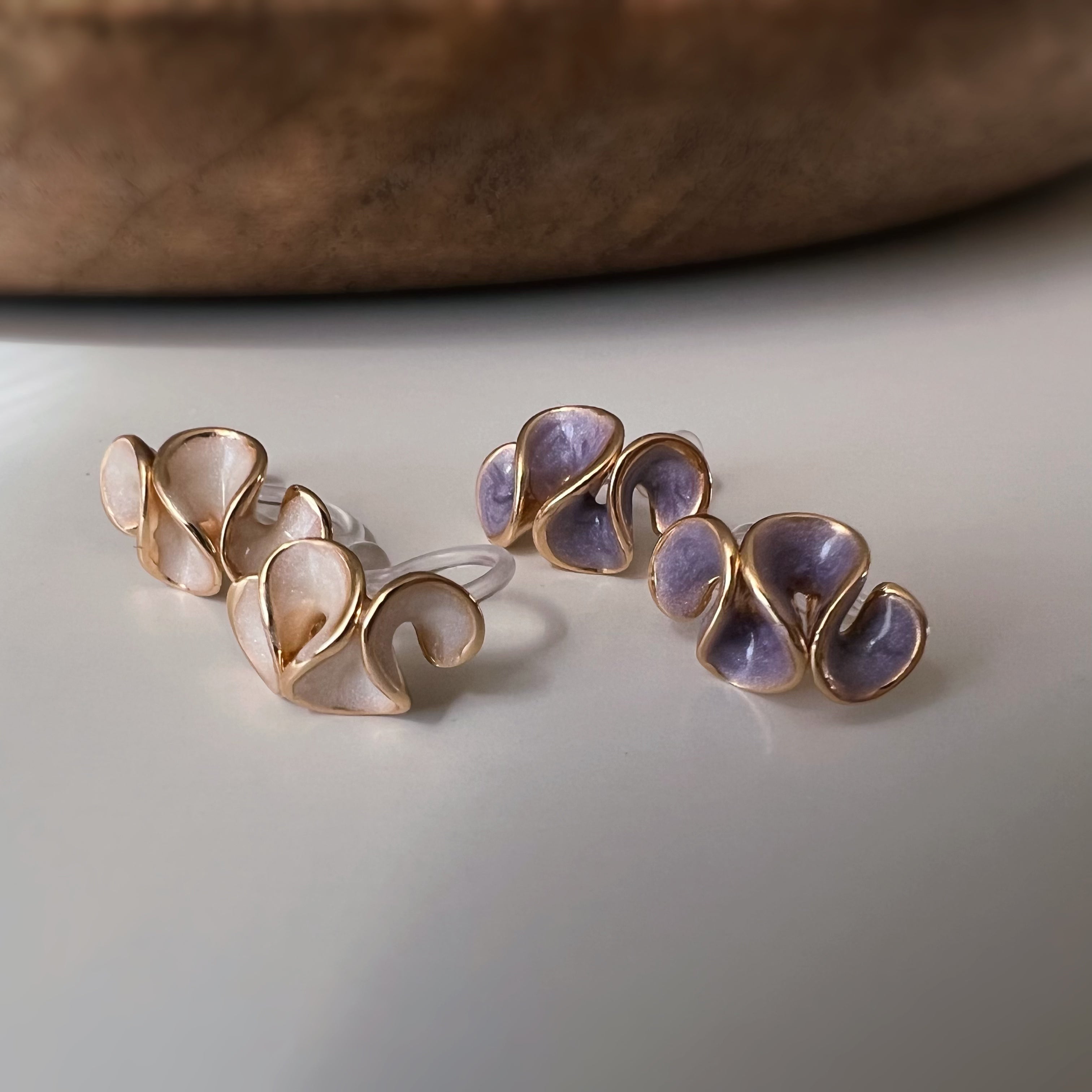 Clips d’oreilles jolis pétales à finition émaillée effet crème