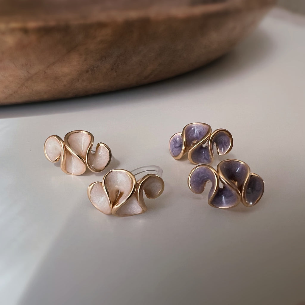 Clips d’oreilles jolis pétales à finition émaillée effet crème