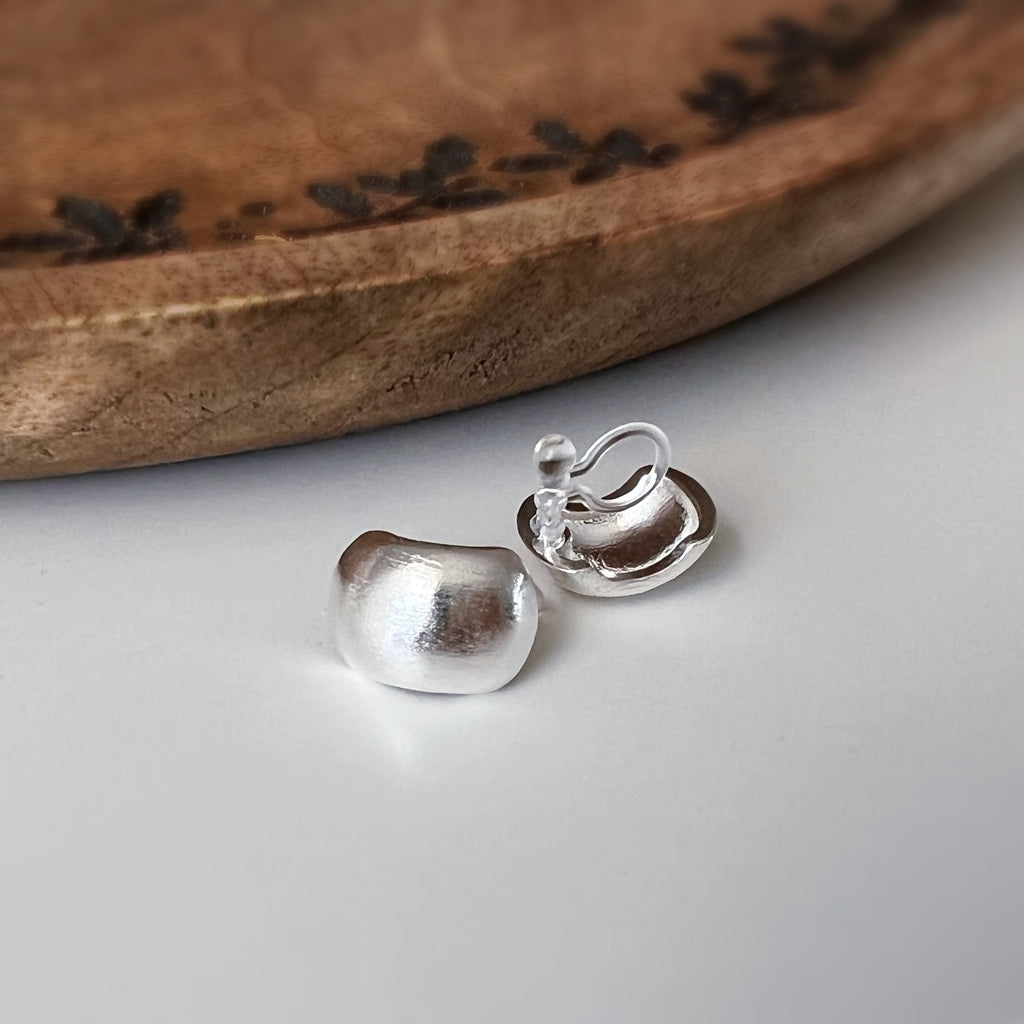Clips d’oreilles petit carré  arrondi argenté