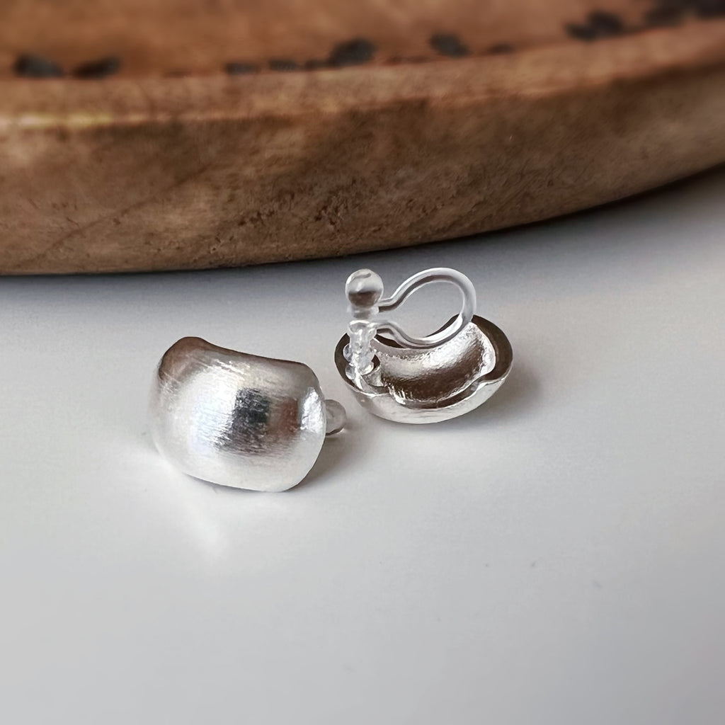 Clips d’oreilles petit carré  arrondi argenté