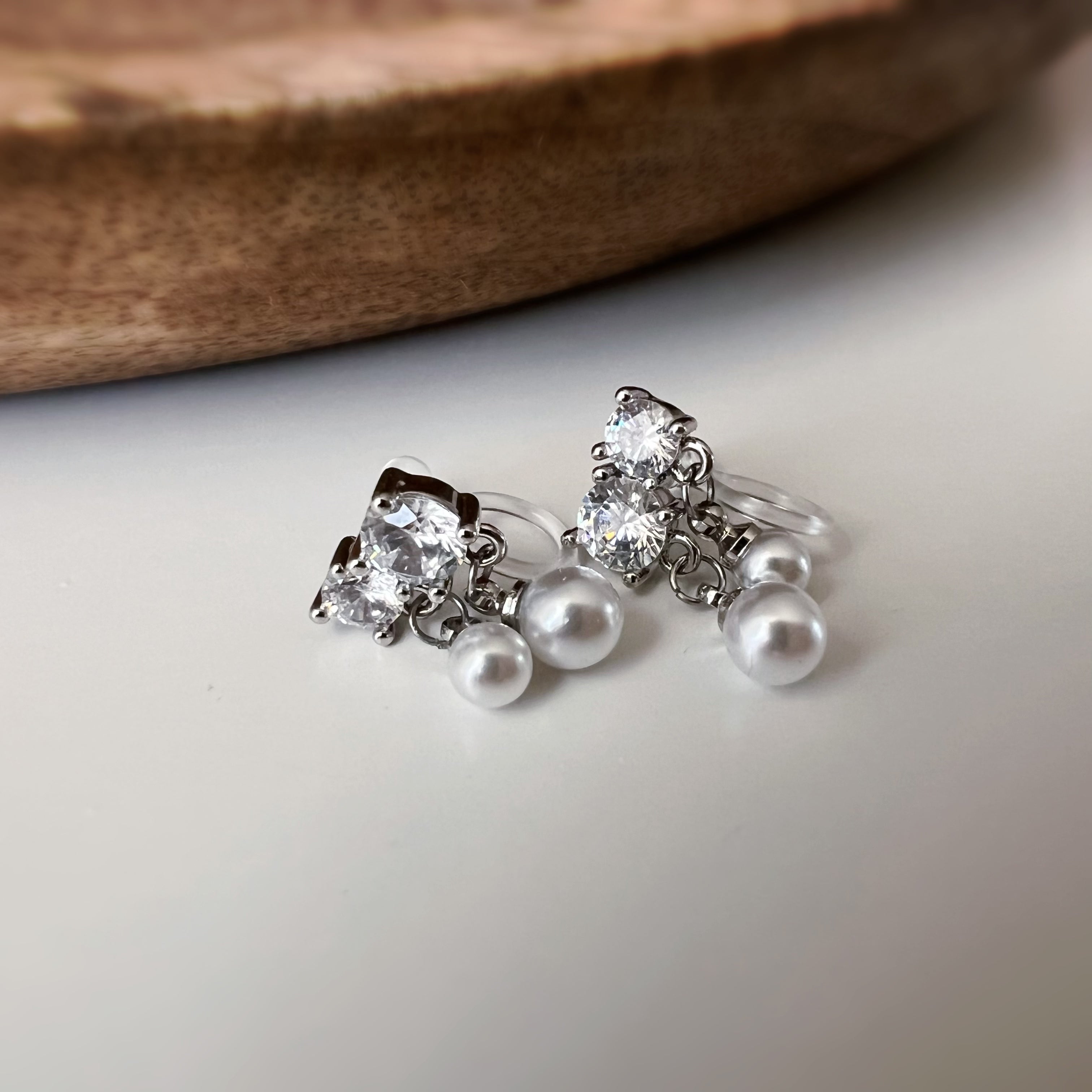 Zircon and pearl clip-on earrings