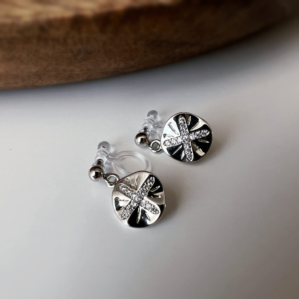 Clips d’oreilles petit pendentif rond – couleur argent