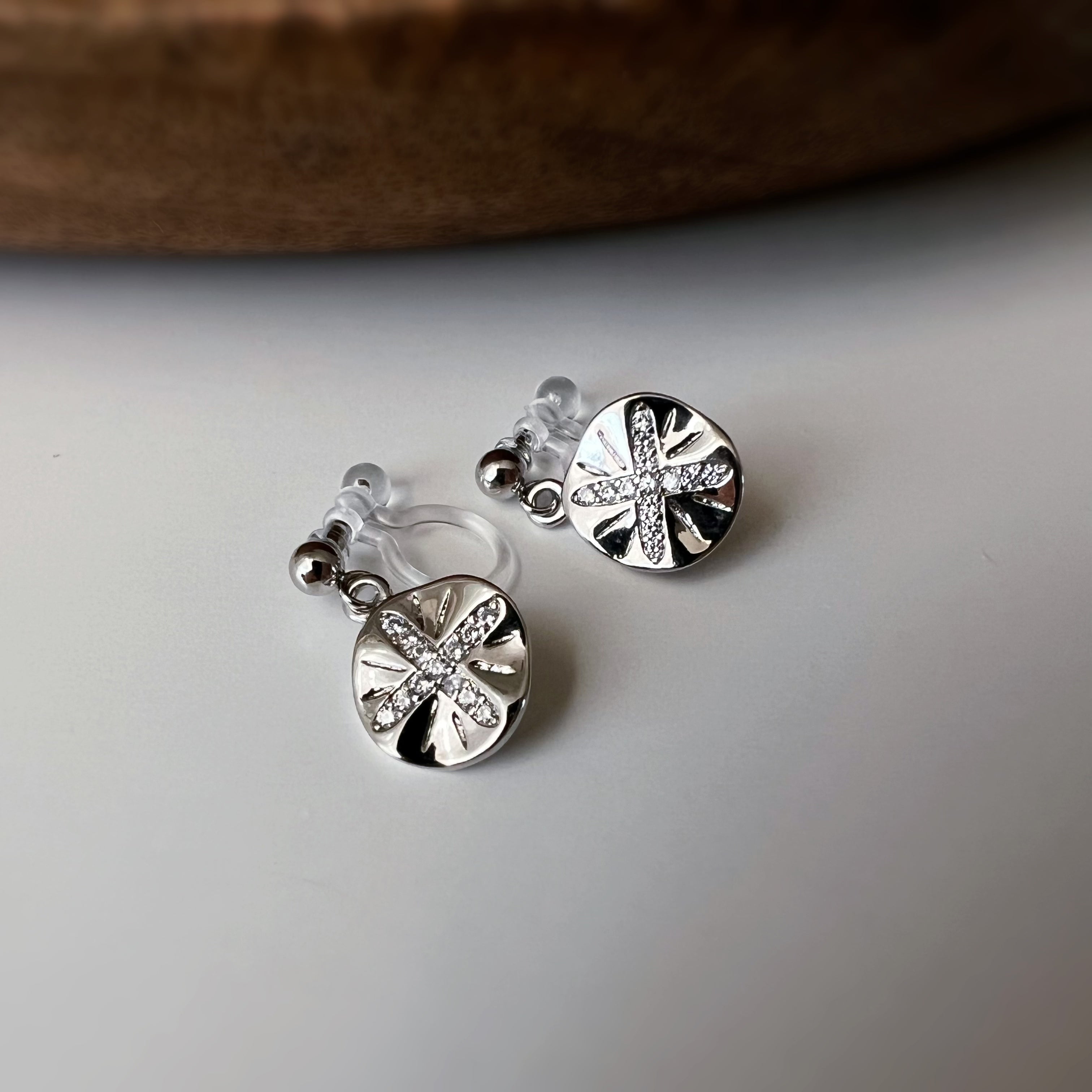 Clips d’oreilles petit pendentif rond – couleur argent