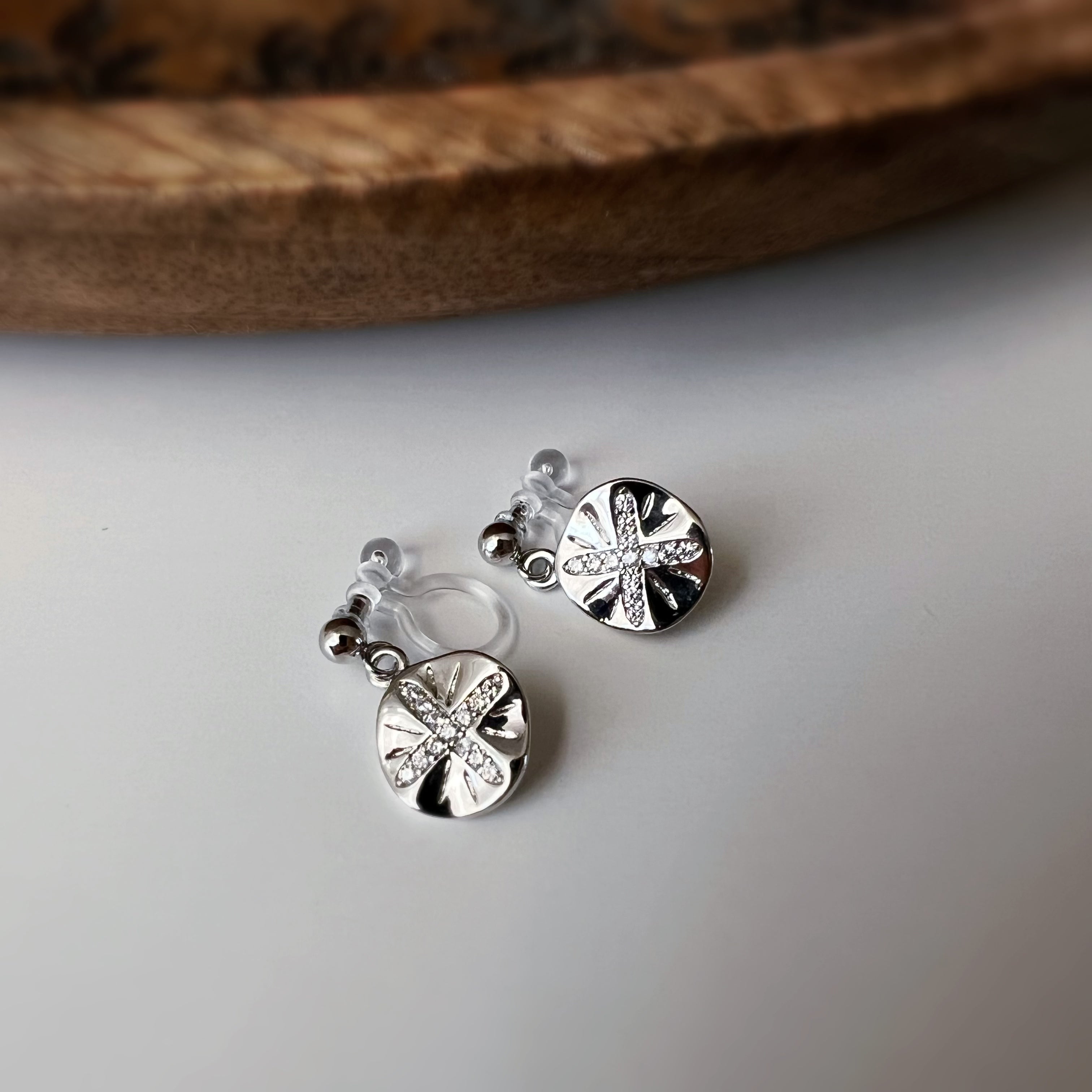 Clips d’oreilles petit pendentif rond – couleur argent