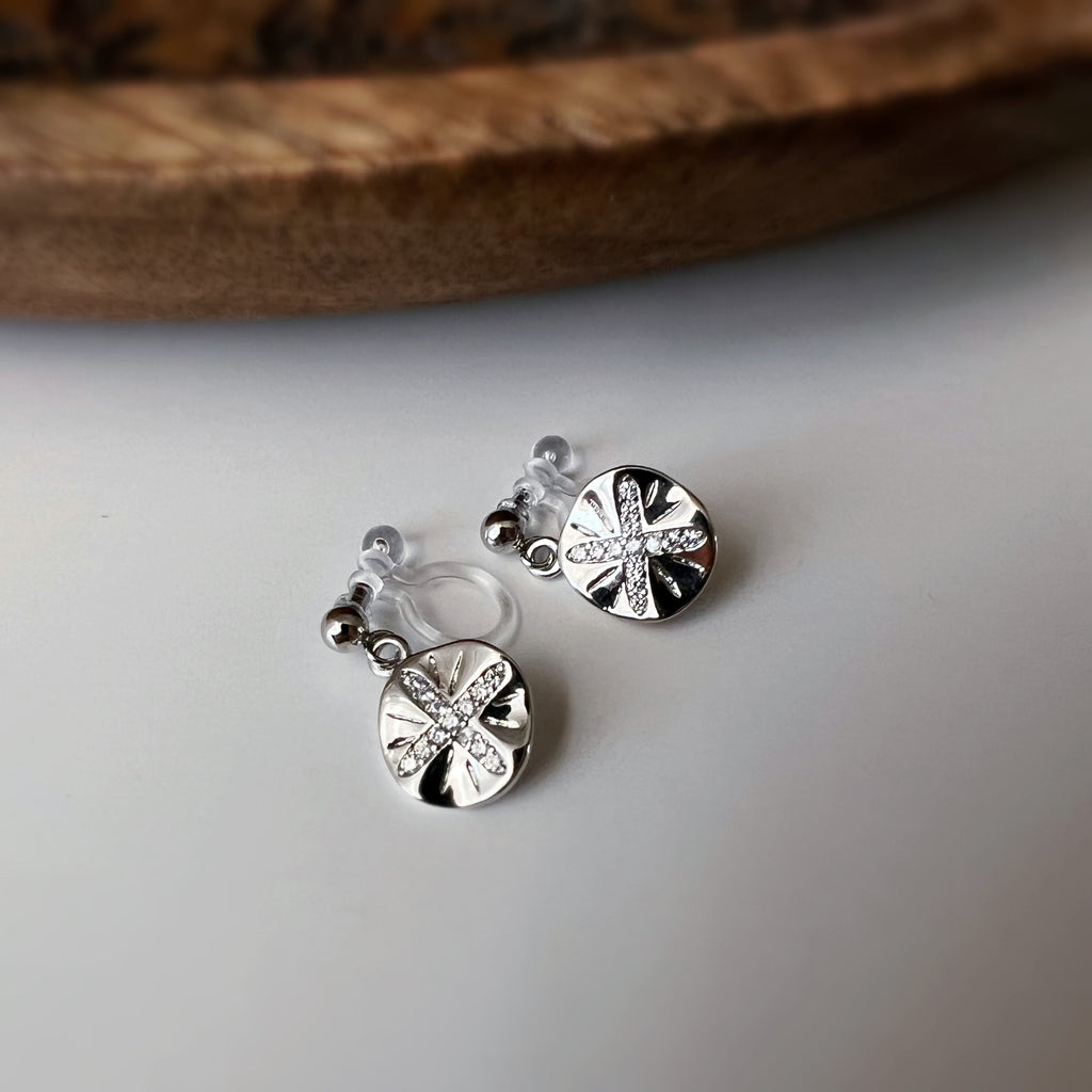 Clips d’oreilles petit pendentif rond – couleur argent