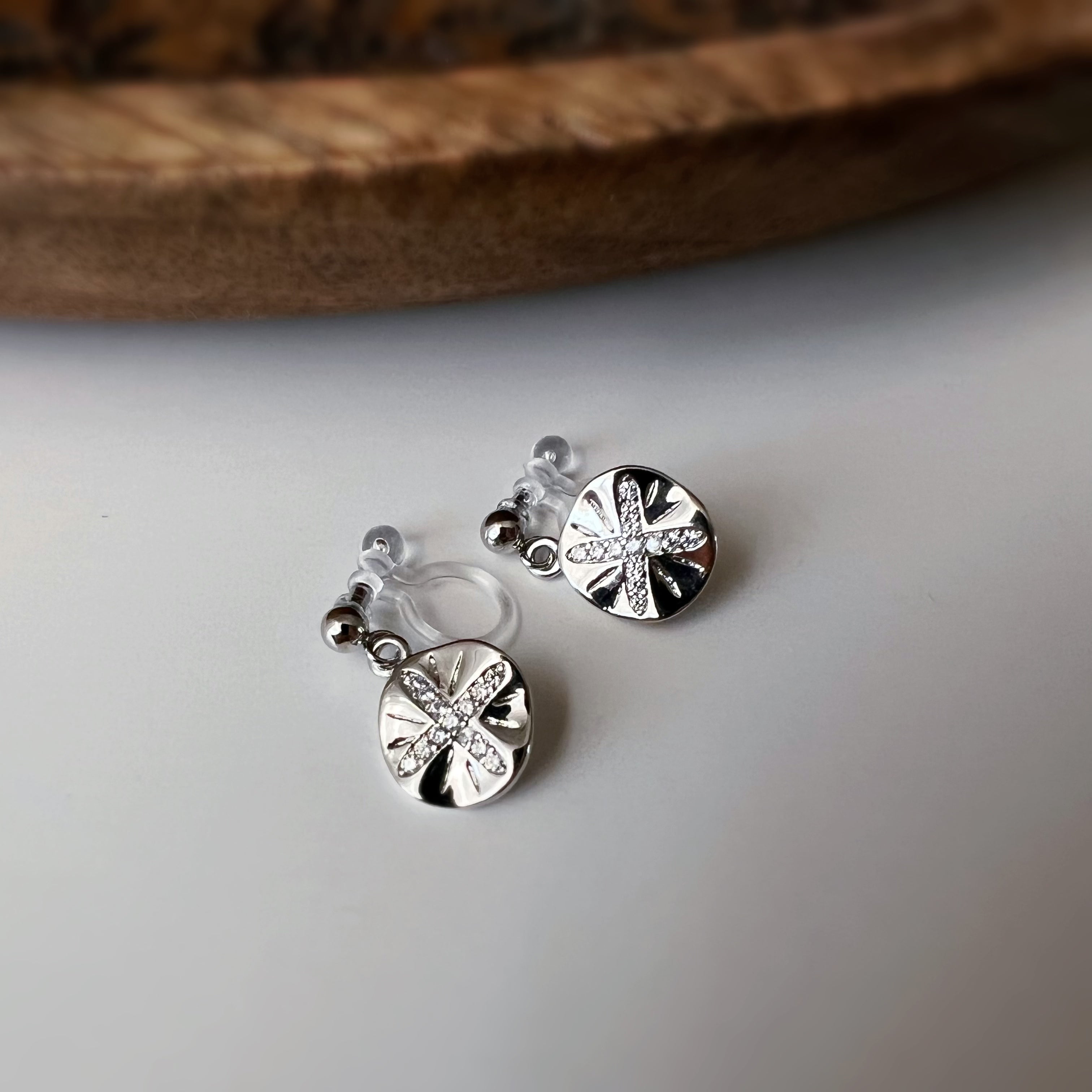 Clips d’oreilles petit pendentif rond – couleur argent