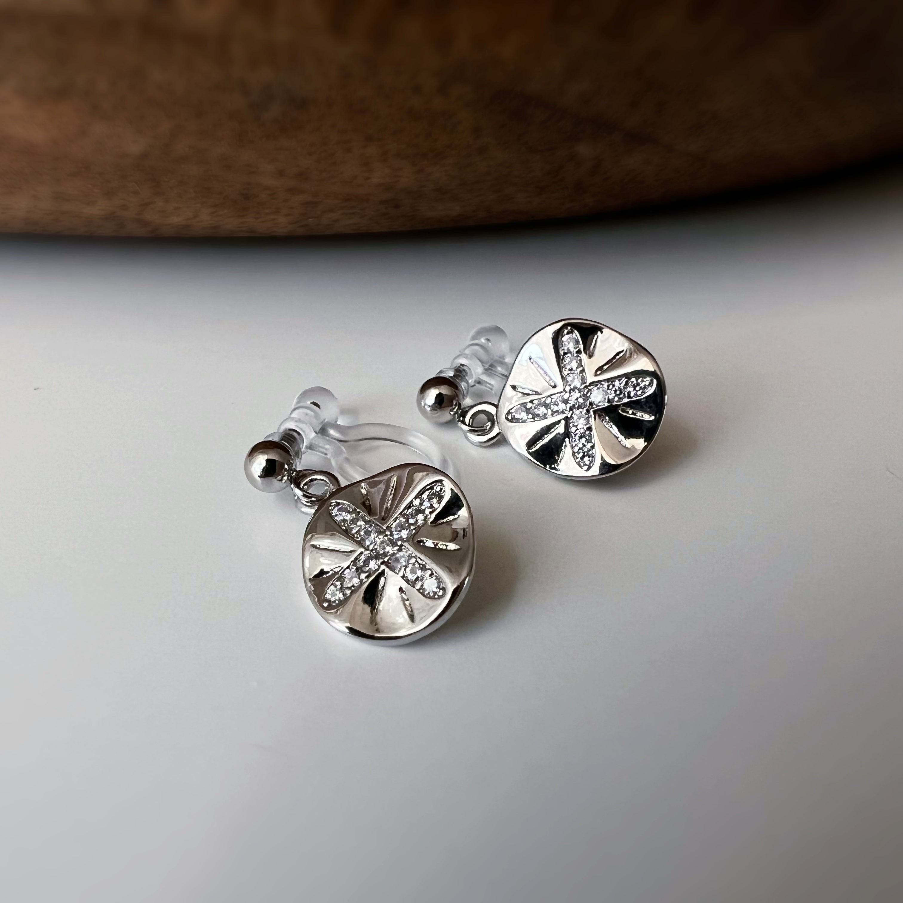 Clips d’oreilles petit pendentif rond – couleur argent